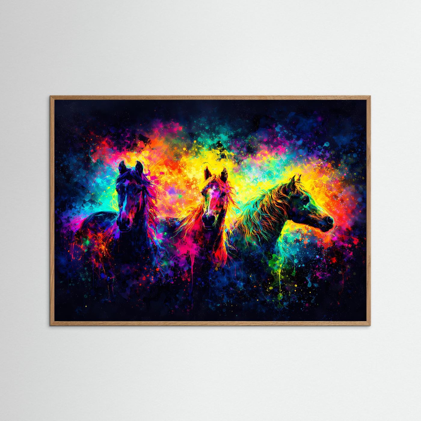 Querformat-Kunstposter mit heller Eichenumrahmung: drei Pferde im bunten Pop-Art Splash