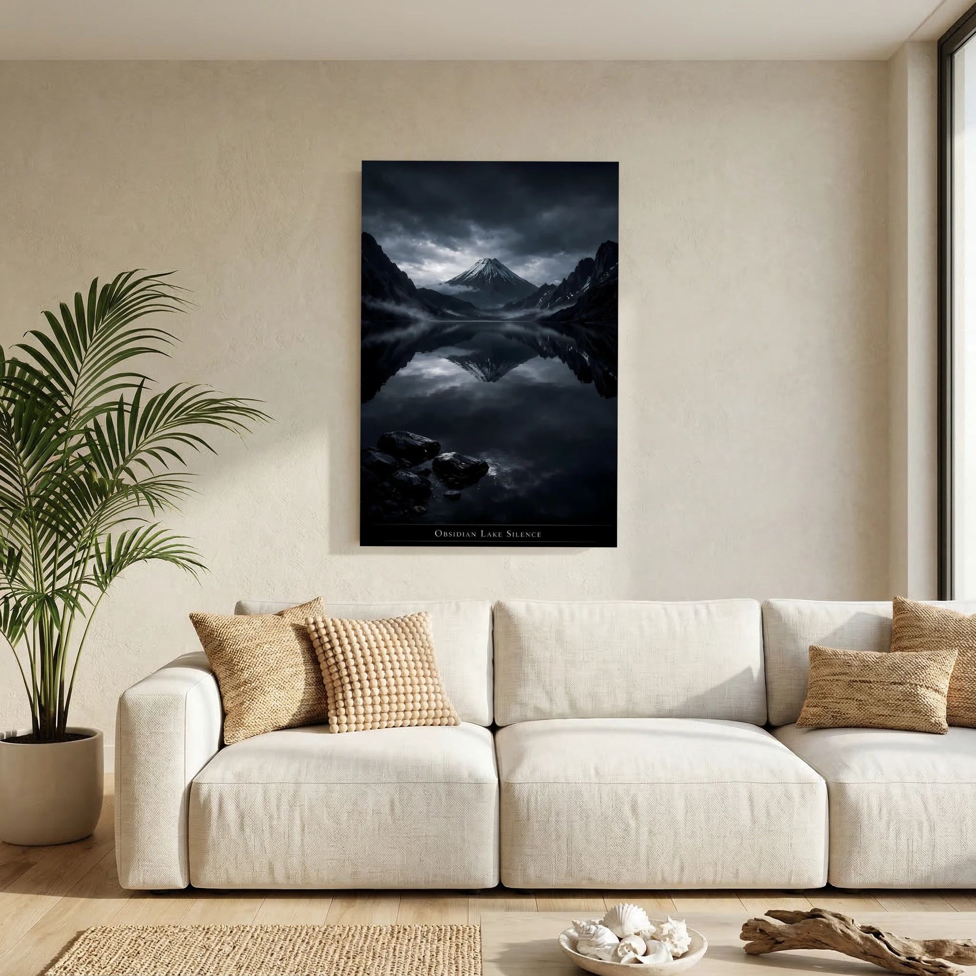 Wandposter mit Vulkanberg über dunklem See, gespiegelt im Wasser, wolkenverhangene Stimmung