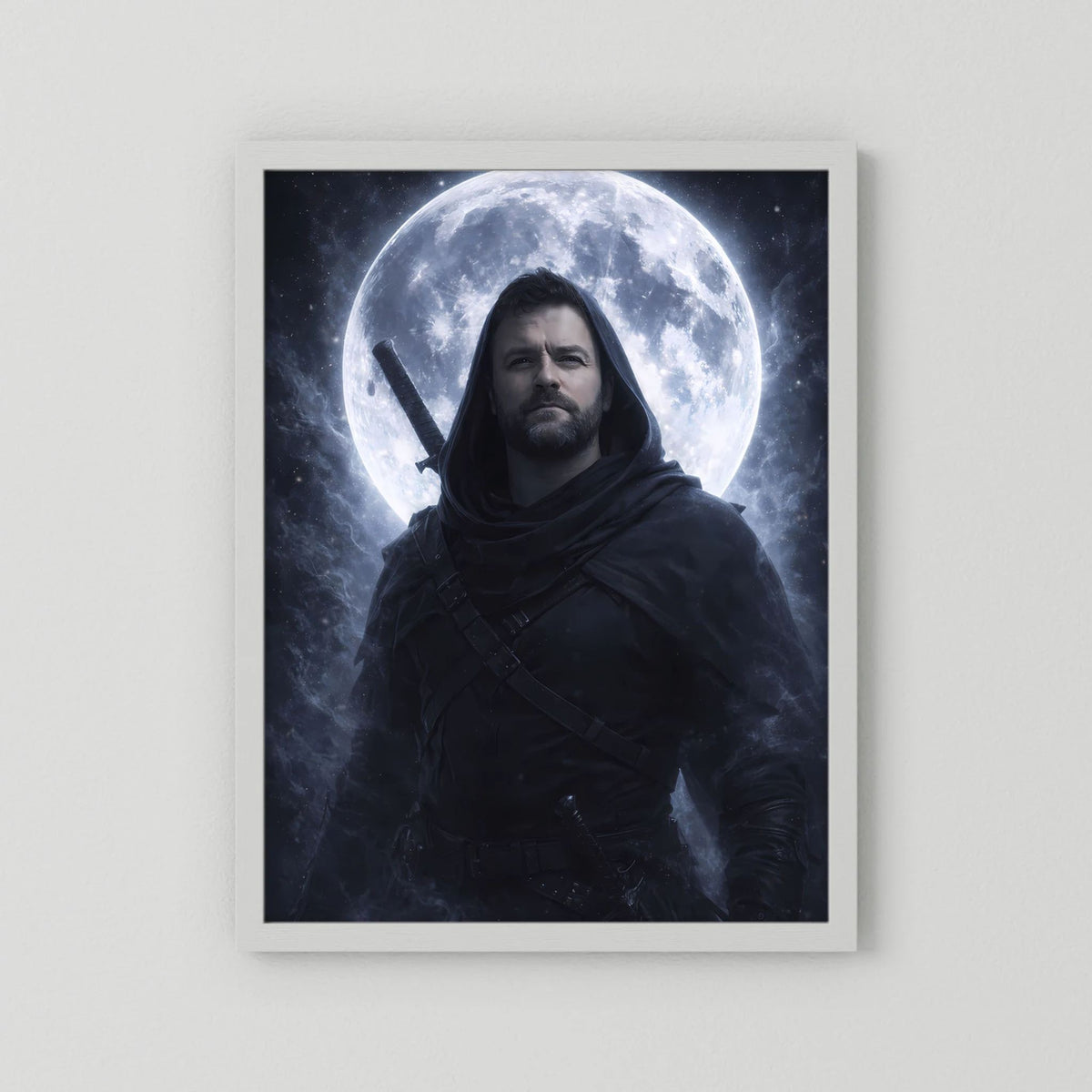 Fantasy-Poster im weißen Passepartout: Krieger in dunkler Kapuze vor großem Vollmond