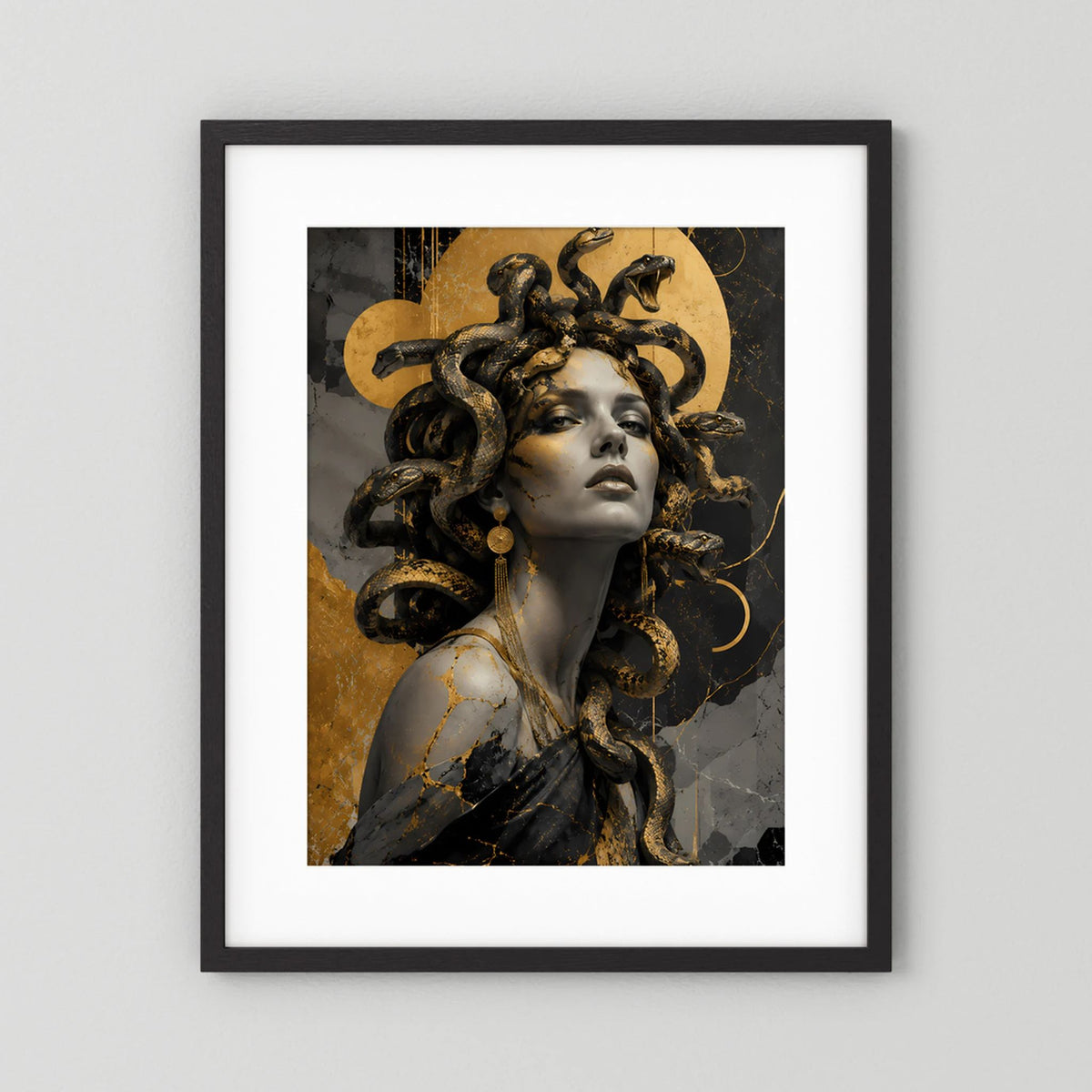 Medusa in Schwarz und Gold | Mystische Frau mit Schlangen | Poster Hochformat