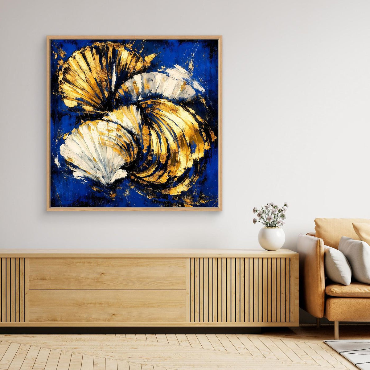 Abstraktes Muschel-Wandbild in Blau, Weiß und Gold mit beigem Holzrahmen