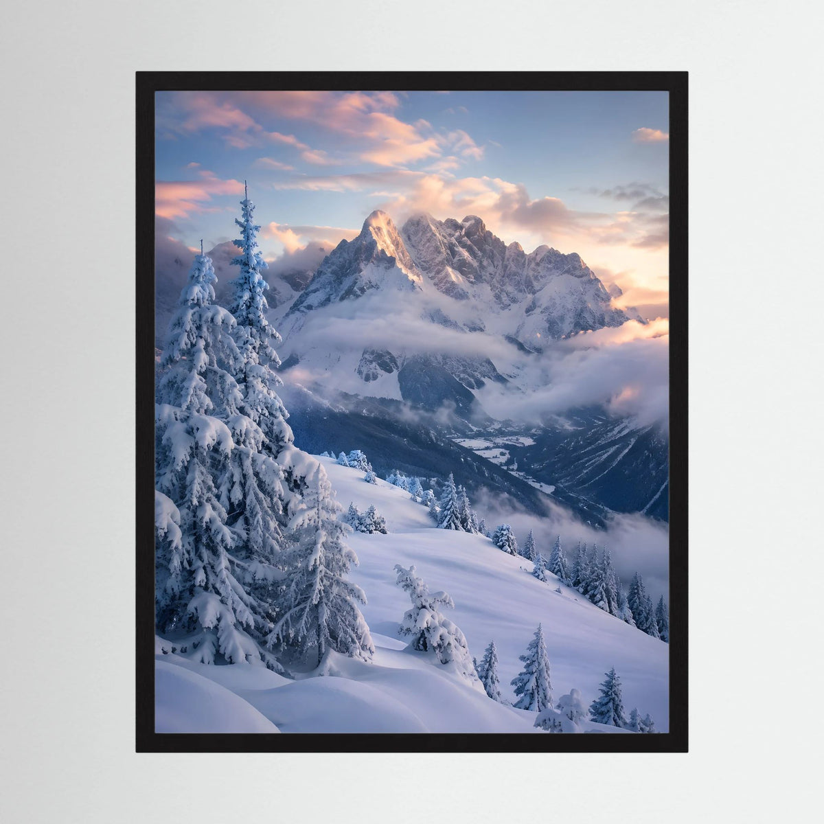 Gerahmtes Hochformat-Poster: verschneite Alpen, Tannen und Bergspitzen im Abendlicht