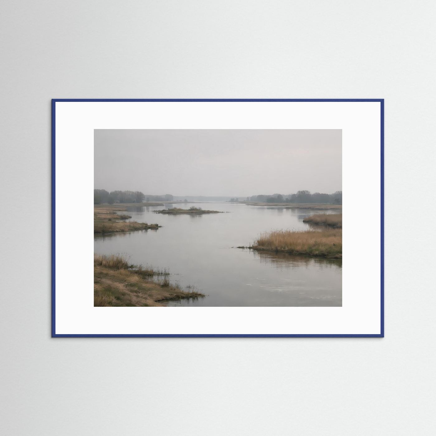 Wandbild Flusslandschaft im Morgennebel, blauer Holzrahmen, weißer Rand