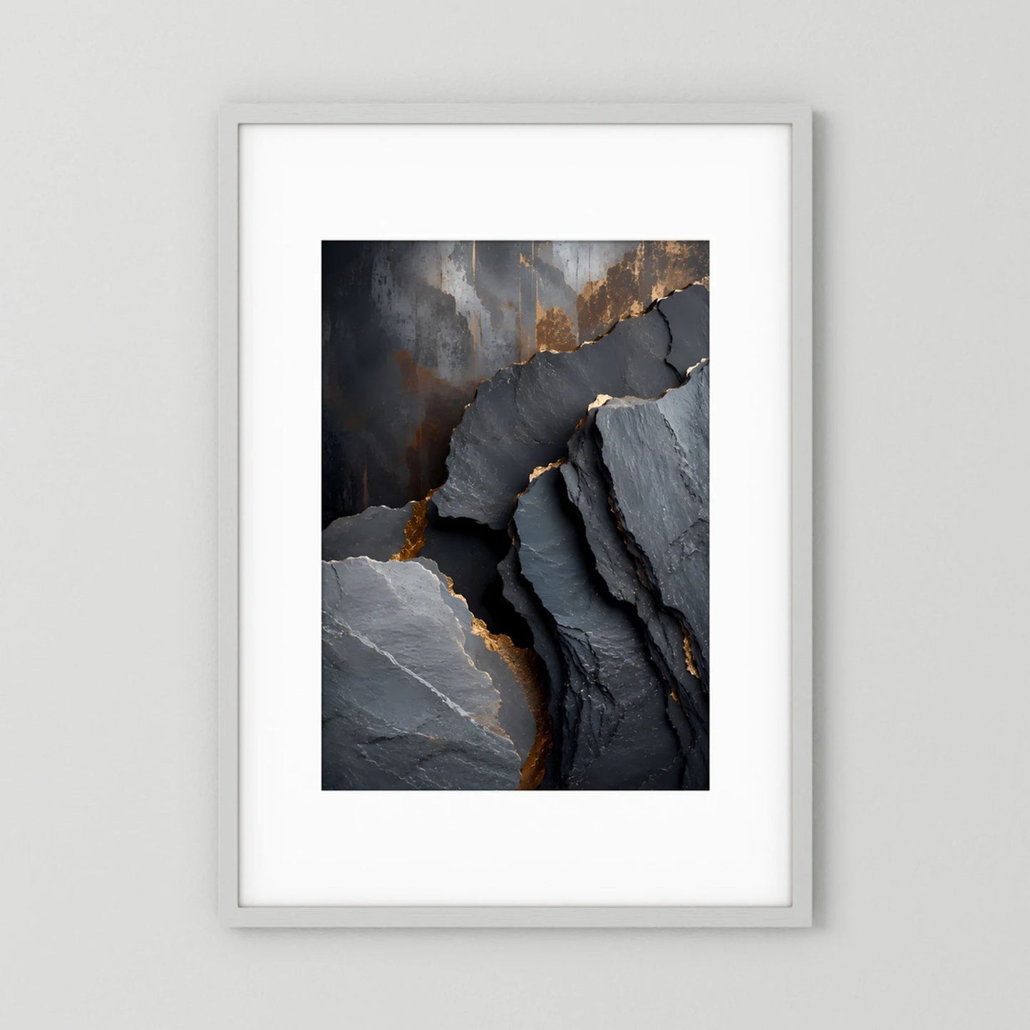 Poster mit abstrakter Steinlandschaft in Schwarz und Gold, hochformatig im weißen Rahmen