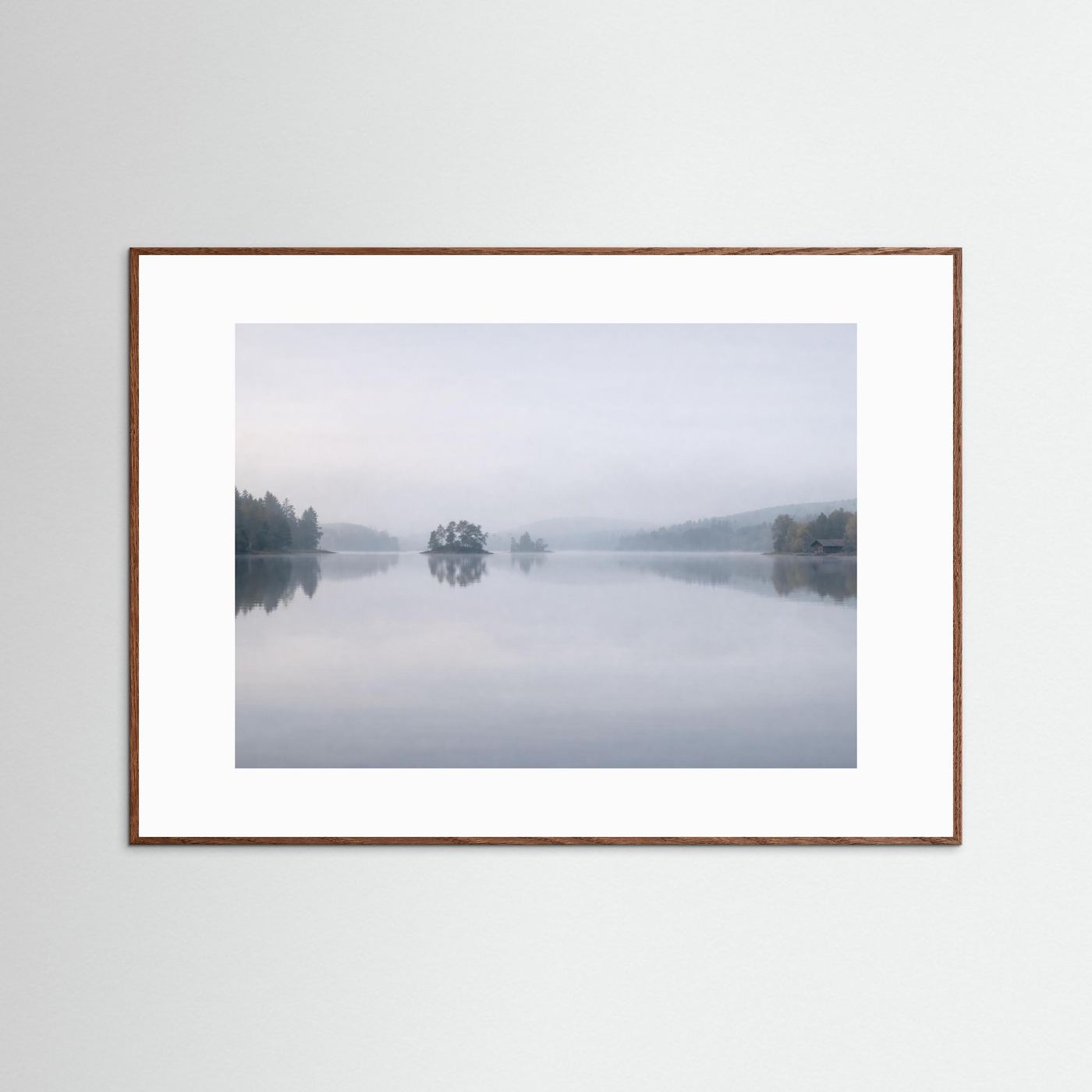 Stille im Nebel | Skandinavischer See Naturposter Querformat