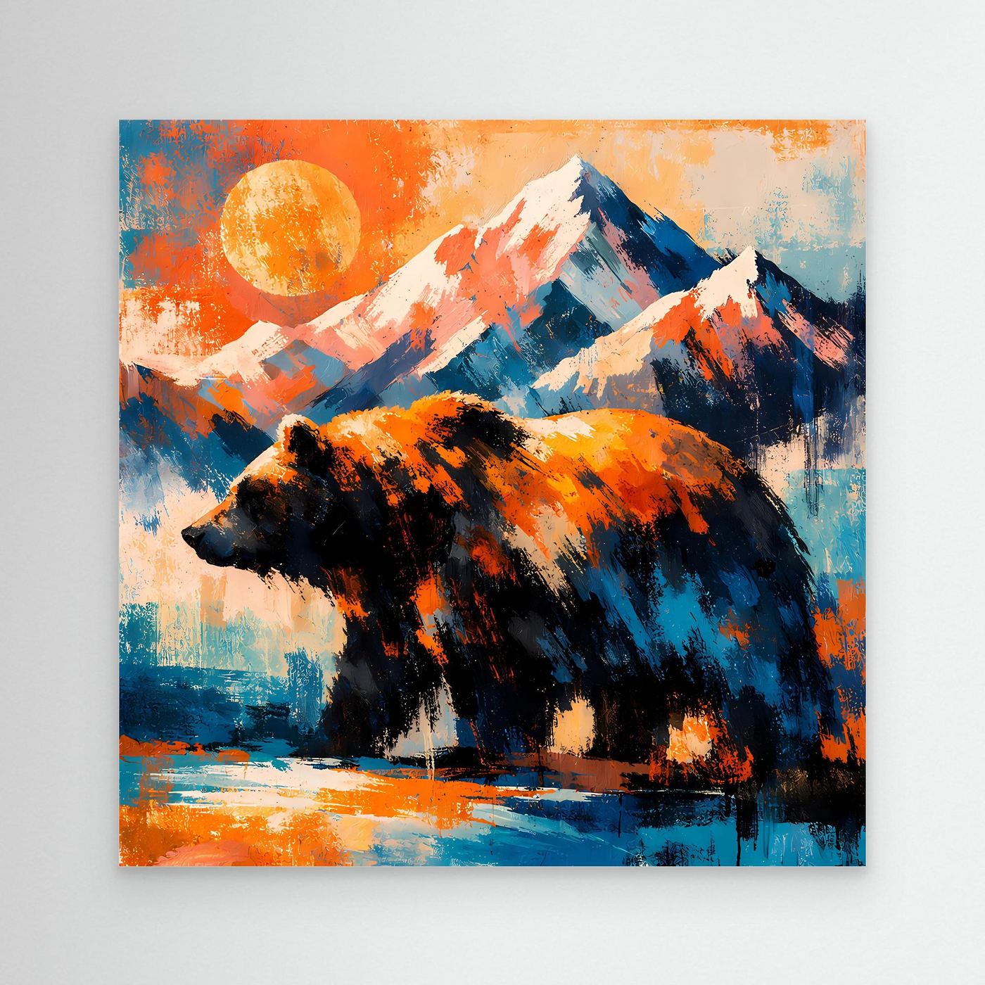 Abstraktes Leinwand-Wandbild: Grizzlybär vor Bergkulisse, Orange- und Blautöne