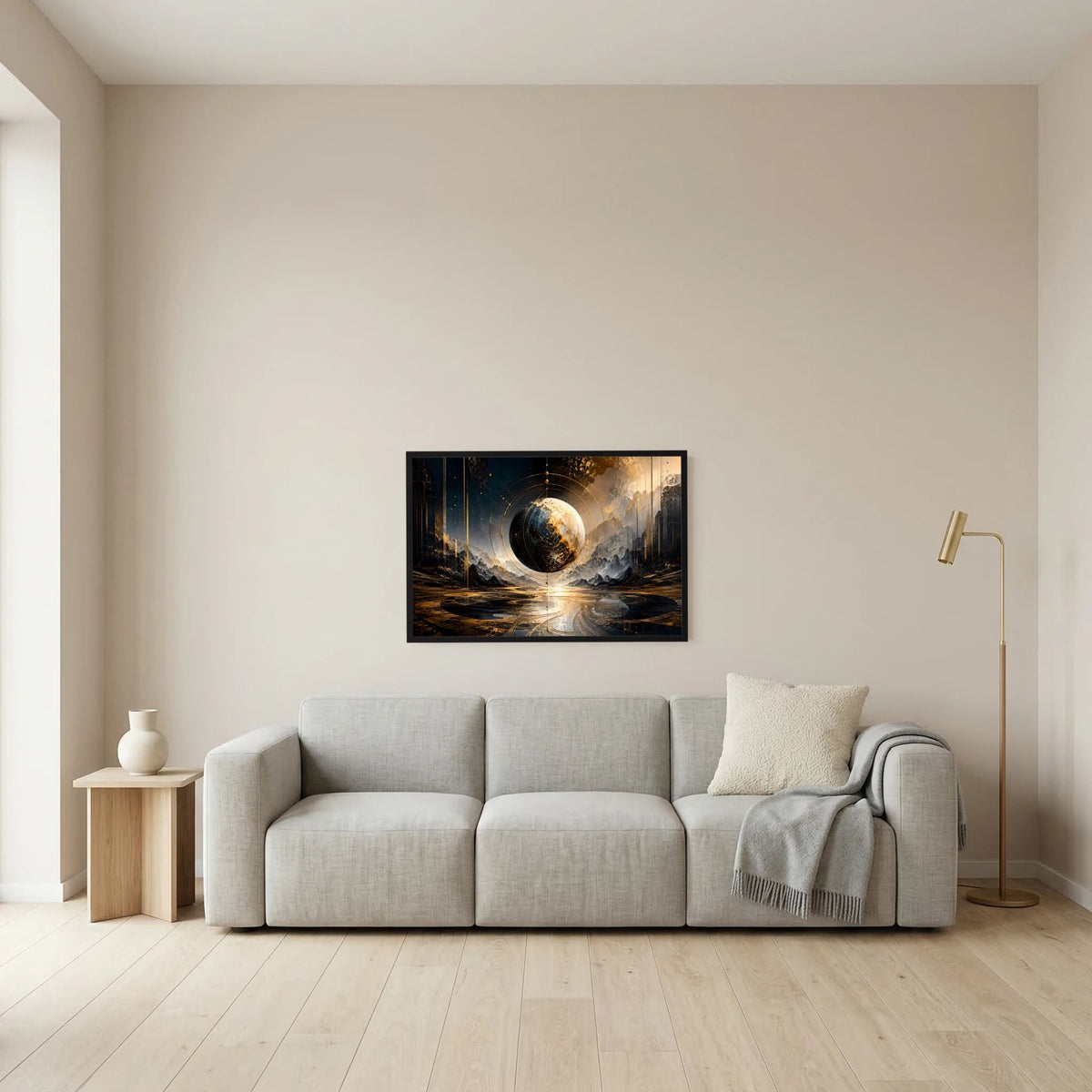 Weltkugel-Wandkunstposter in Gold und Schwarz, klein gerahmt im Wohnzimmer