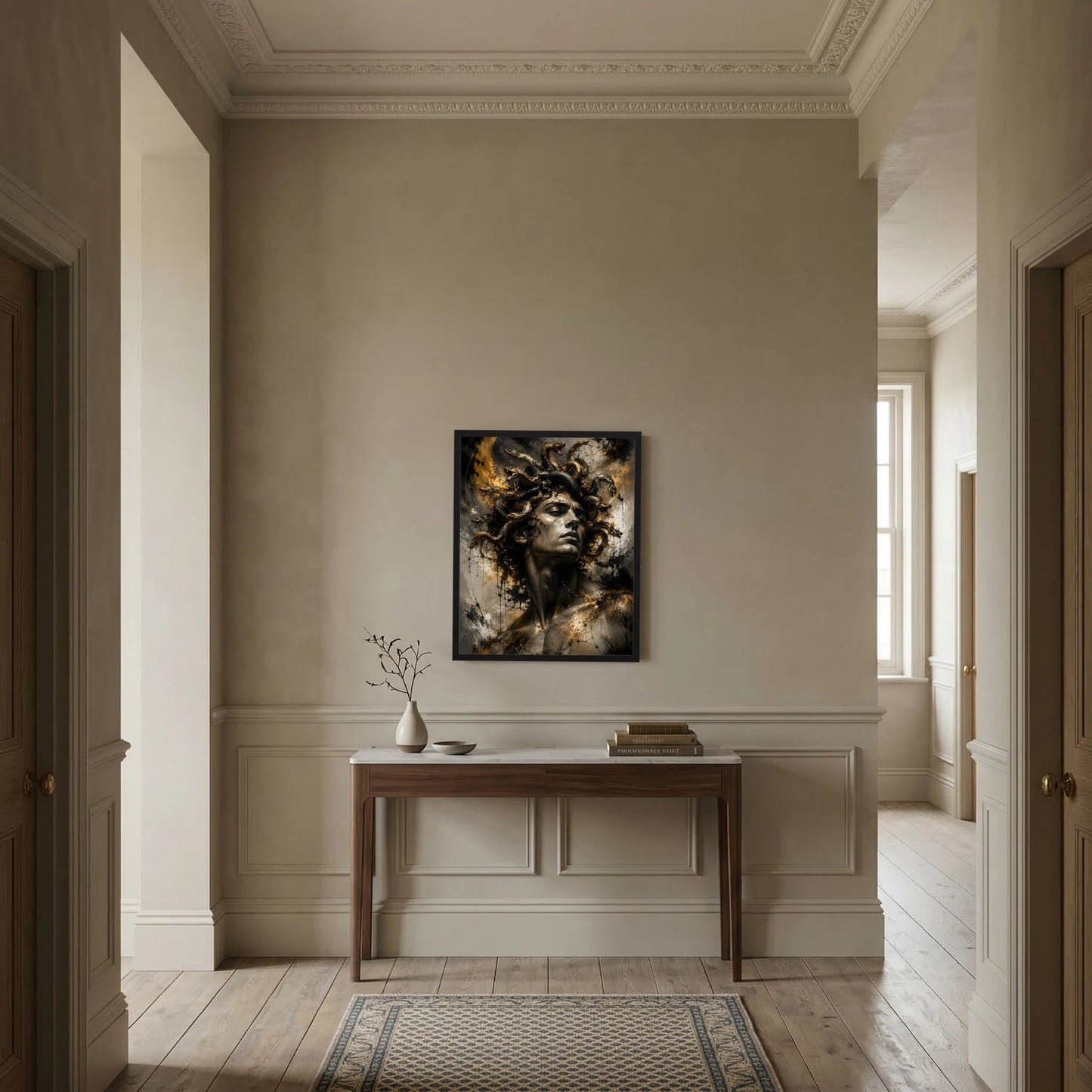 Gerahmtes Hochformat-Poster mit Frauengesicht und Schlangenornamenten, Schwarz-Gold
