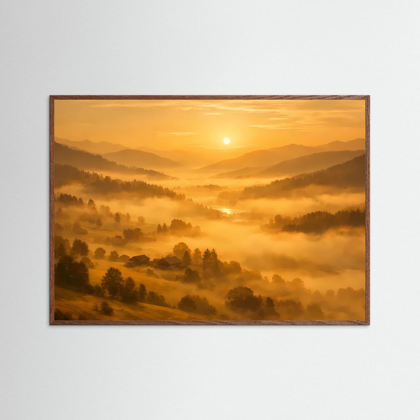 Naturposter im Querformat: goldene Sonne über Nebeltal mit Hügeln, brauner Holzrahmen