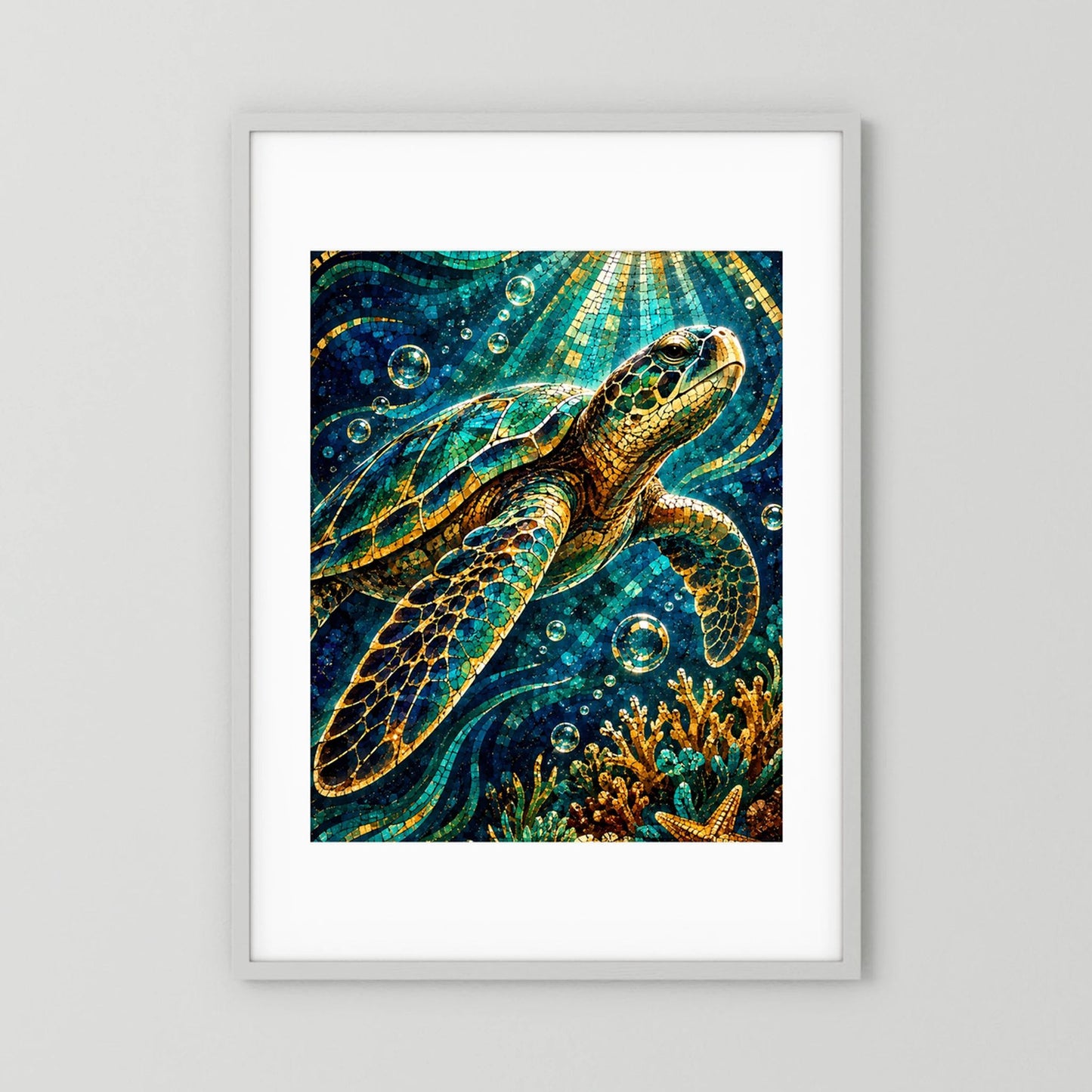 Gerahmtes Hochformat-Poster mit Meeresschildkröte im Mosaikstil, türkis-goldenem Unterwassermotiv, weiß