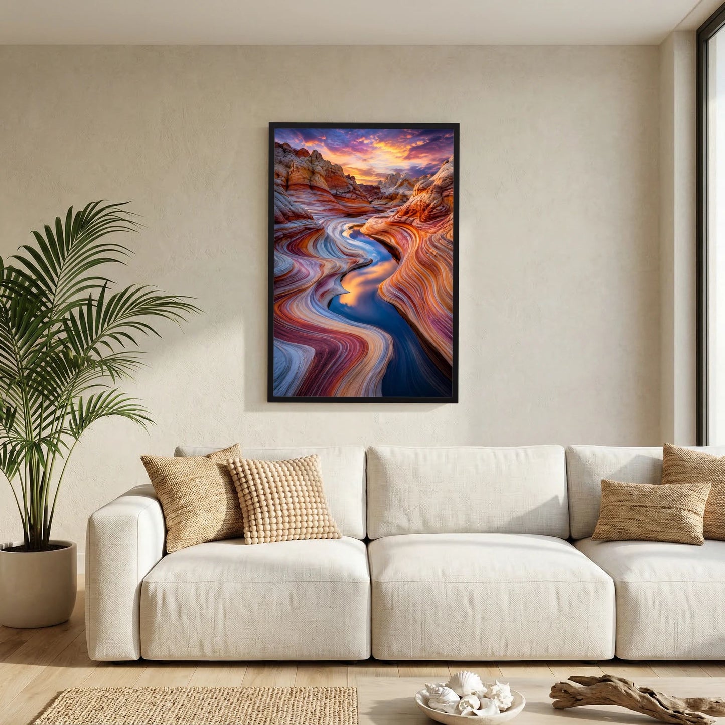 Poster im Hochformat mit Wüstenlandschaft in Violett, Blau und Orange, schwarzer Rahmen.