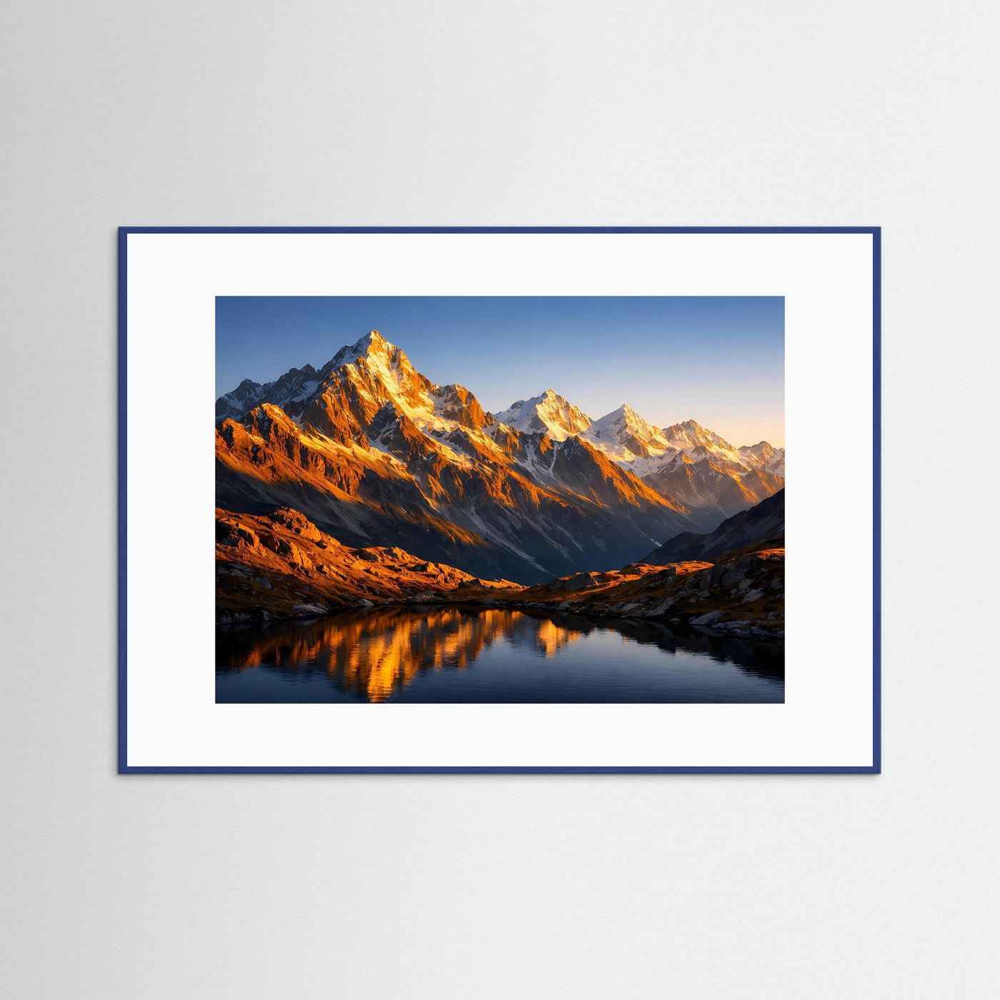 Panorama-Poster: Berge und See im goldenen Abendlicht, Querformat im blauen Holzrahmen
