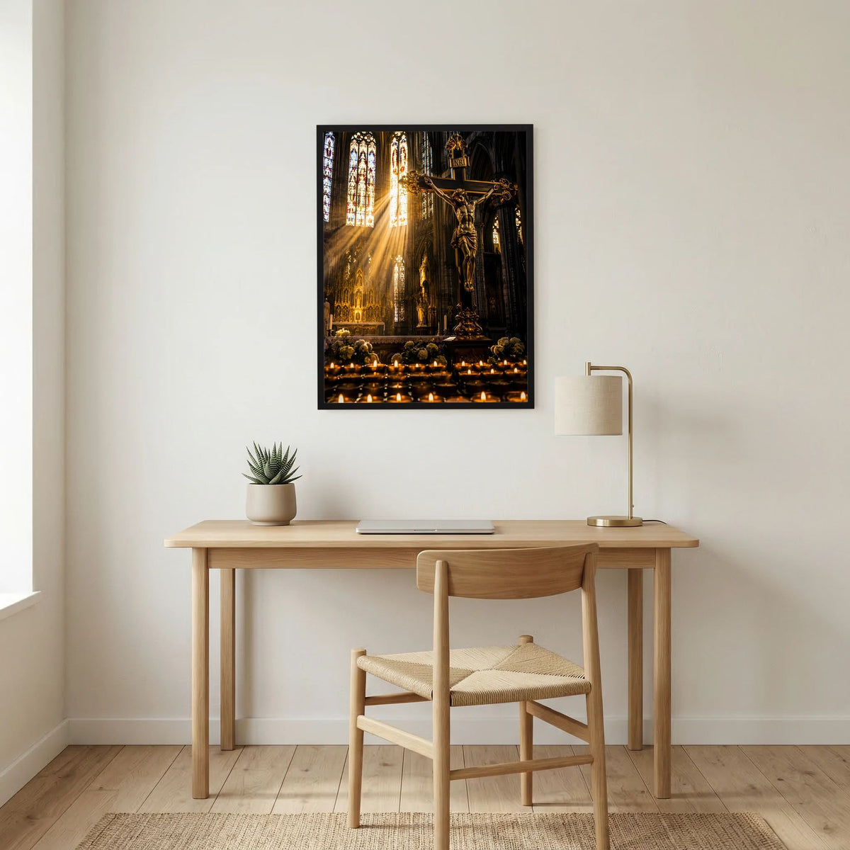 Poster mit schwarzem Rahmen: Kreuzigungsdarstellung in gotischer Kirche, goldene Lichtstrahlen