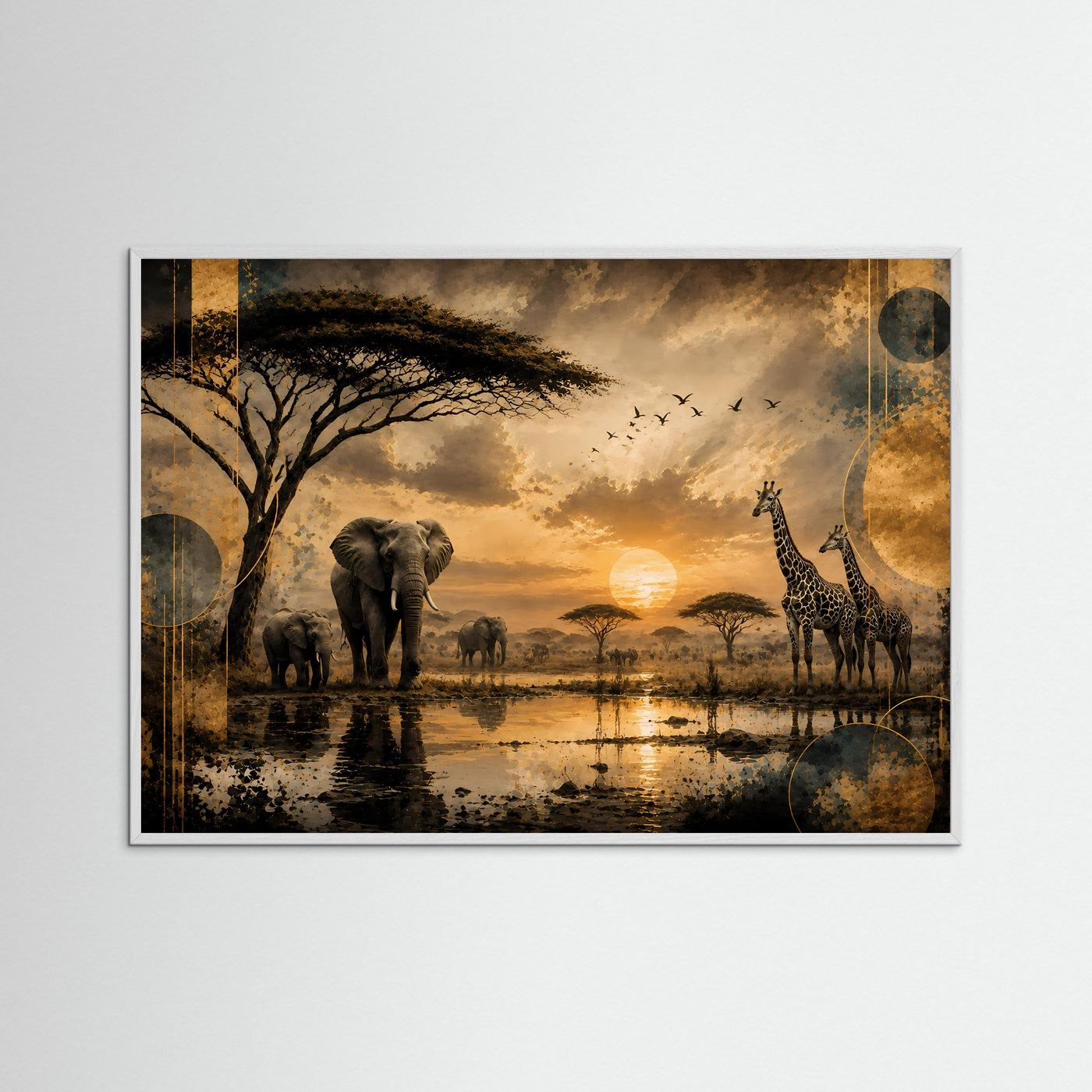Querformat-Poster im hellen Rahmen: Elefanten und Giraffen in der Savanne mit Sonnenuntergang