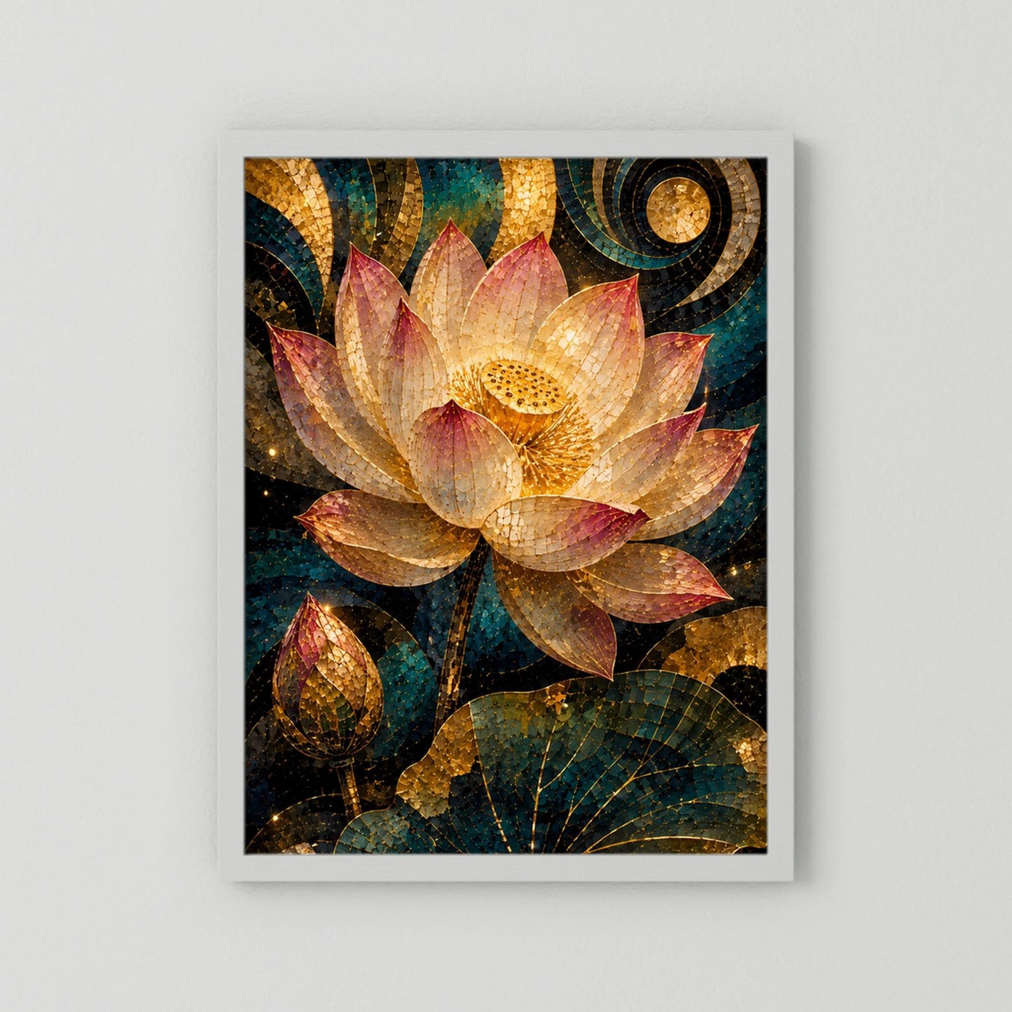 Poster mit Lotusblüte-Mosaik in Gold, Petrol und Rosa, weißer Rahmen