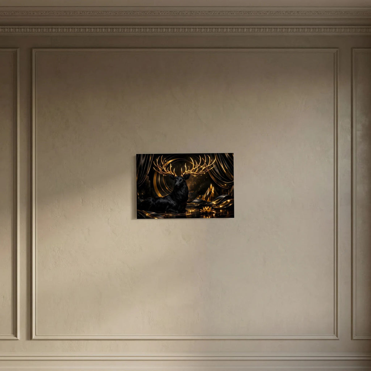 Wandposter mit schwarzem Hirsch und goldenem Geweih, zentrale Darstellung im Querformat