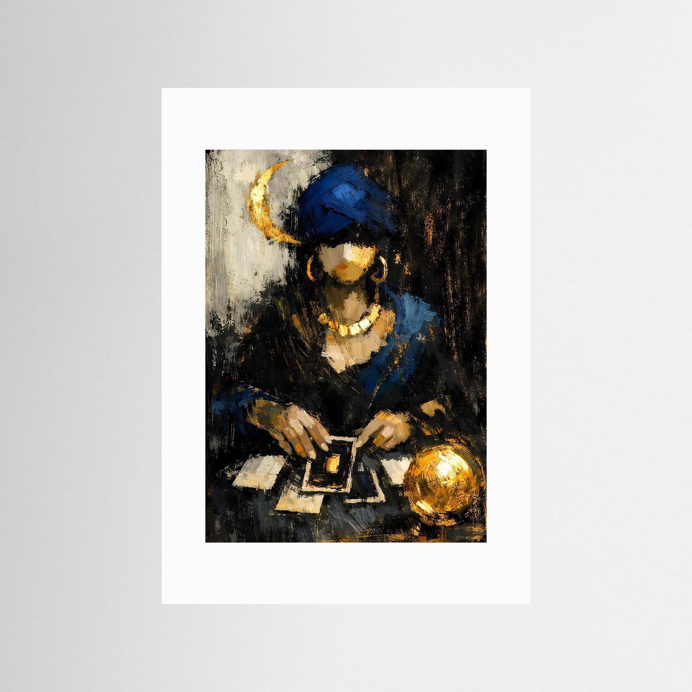 Abstraktes Tarot-Poster mit Wahrsagerin, goldenen Akzenten und goldener Kugel, mit weißem Rand