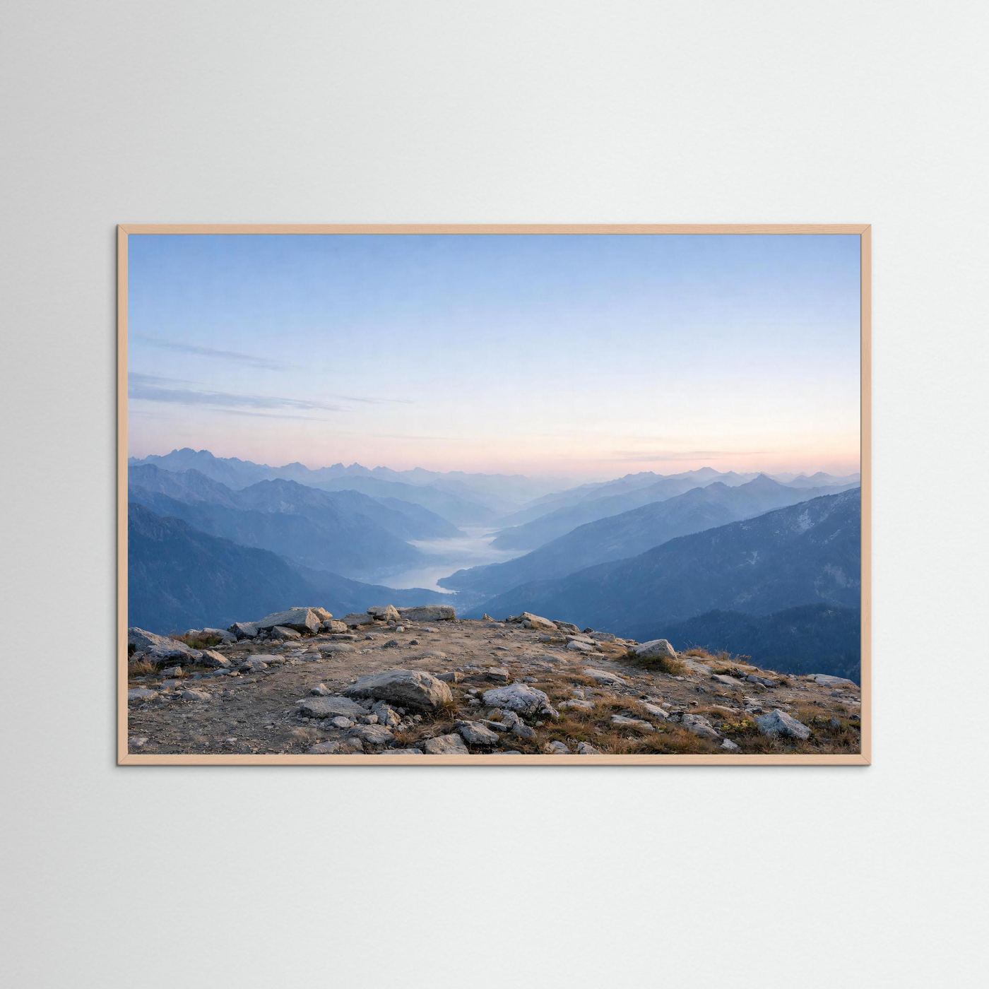 Querformat-Poster mit Bergpanorama in Dämmerungsfarben, rosafarbener Holzrahmen