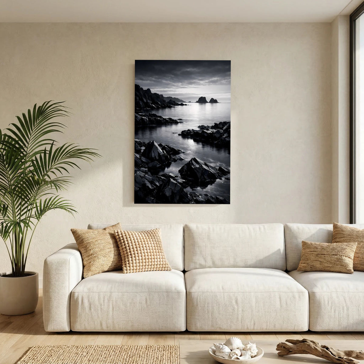 Hochformatiges schwarzweißes Wandbild zeigt Felsküste mit Felsen im Vordergrund