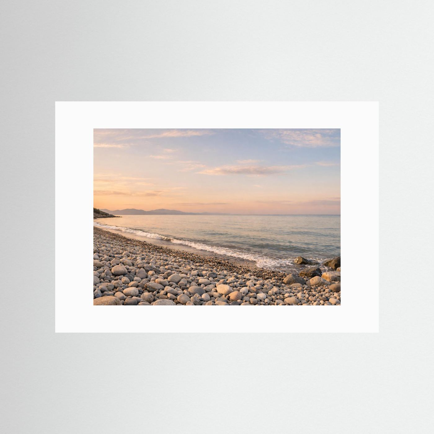 Panorama-Poster mit weißem Passepartout: Steinstrand und Meer bei Dämmerung