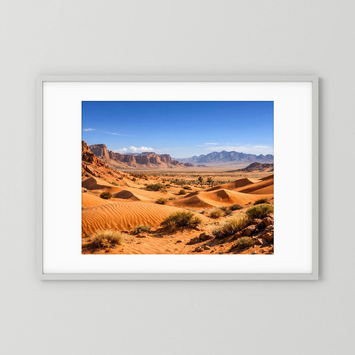 Wüstenlandschaft-Poster im weißen Rahmen mit Sanddünen und weiter Gebirgskette