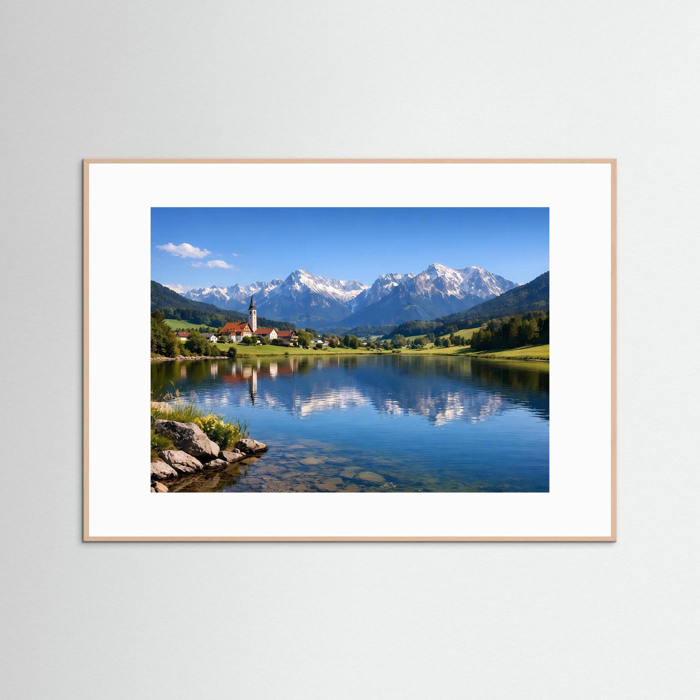 Alpen-Poster mit naturfarbenem Holzrahmen und weißem Rand: Bergsee, Dorf und Alpenpanorama