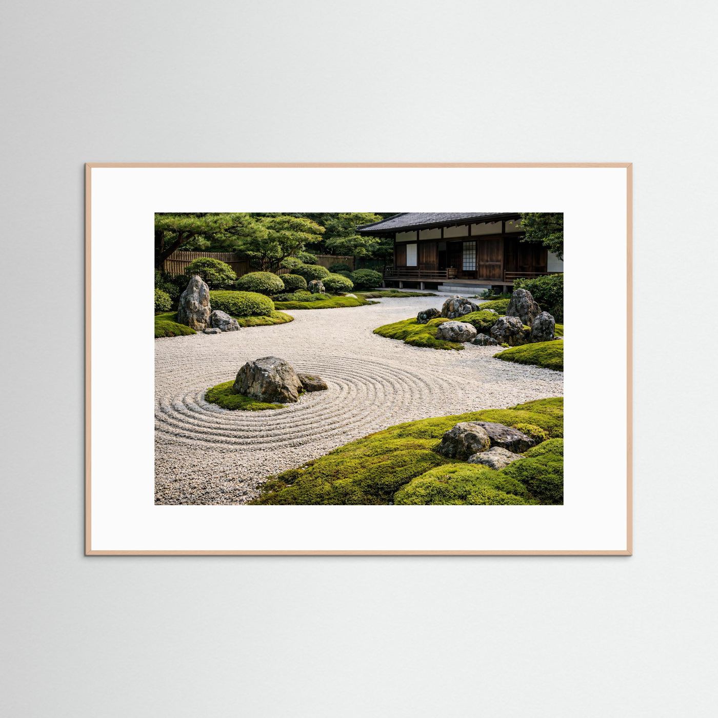Querformatiges Poster: Zen-Garten mit Kiesmustern, Steinen und Moos, hellbraun gerahmt