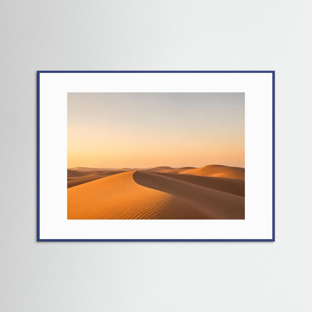 Querformat-Poster mit goldenen Sanddünen, blauem Rahmen und weißem Rand