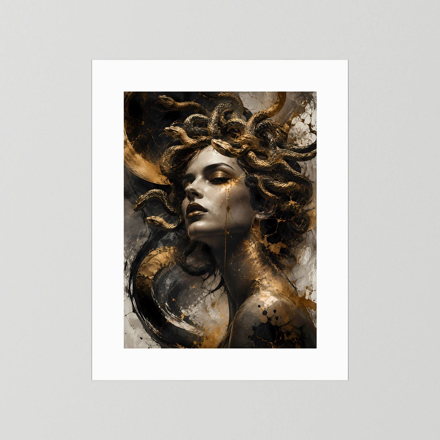 Poster im Hochformat mit Medusa-Frau in Schwarz-Gold, weißer Rand