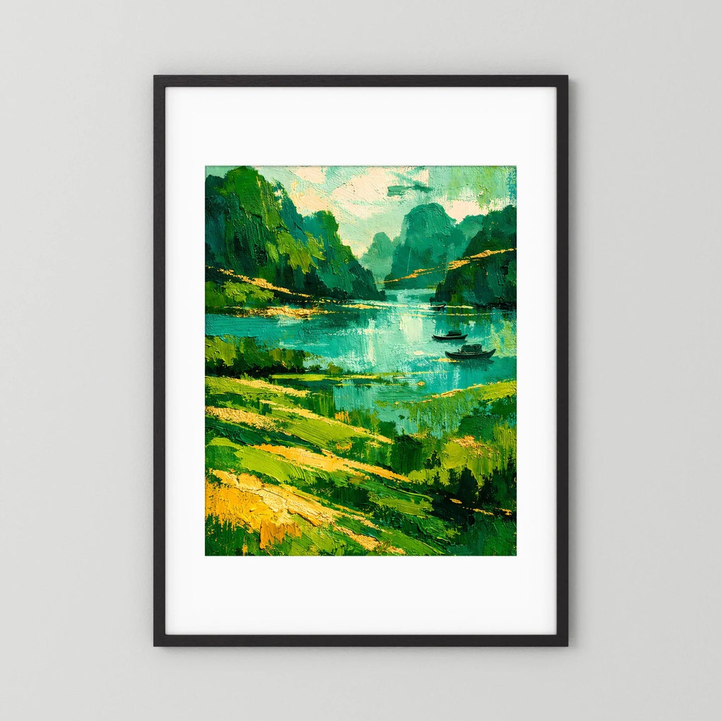 Kunstposter im schwarzen Rahmen mit weißem Rand: grüne Flusslandschaft mit Booten