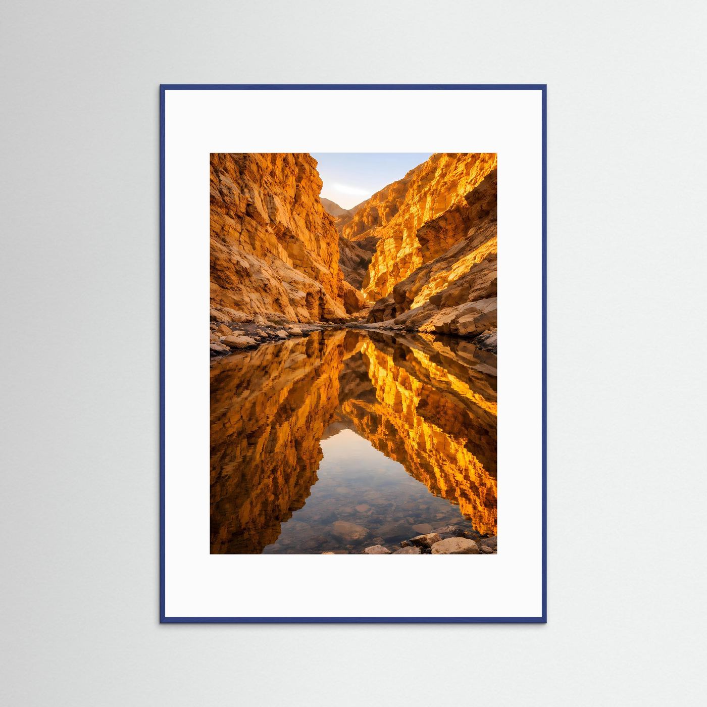 Canyon-Poster mit Wasserspiegelung in Ocker- und Goldtönen, in blauem Rahmen