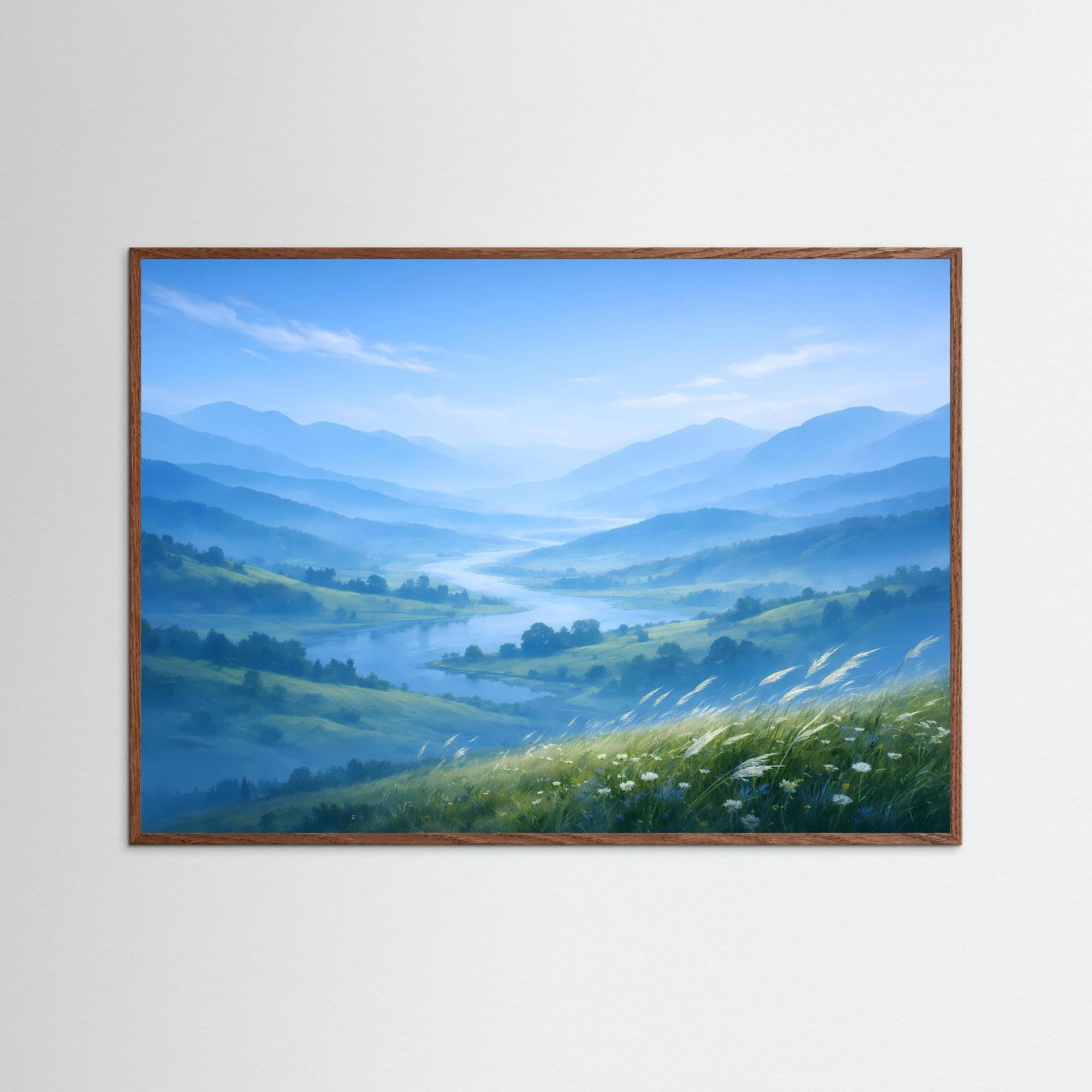 Landschaftsposter mit Bergtal, nebligem Fluss und blauem Himmel, brauner Holzrahmen