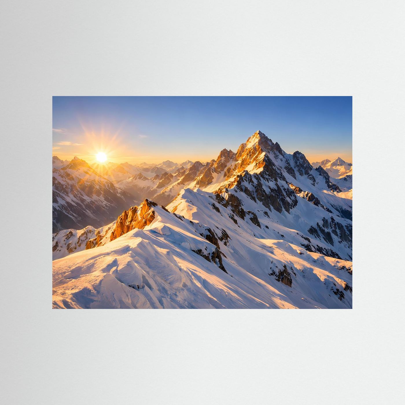 Querformatiges Poster mit Alpenmotiv: goldene Sonne über verschneiten Gipfeln, blauer Rand.