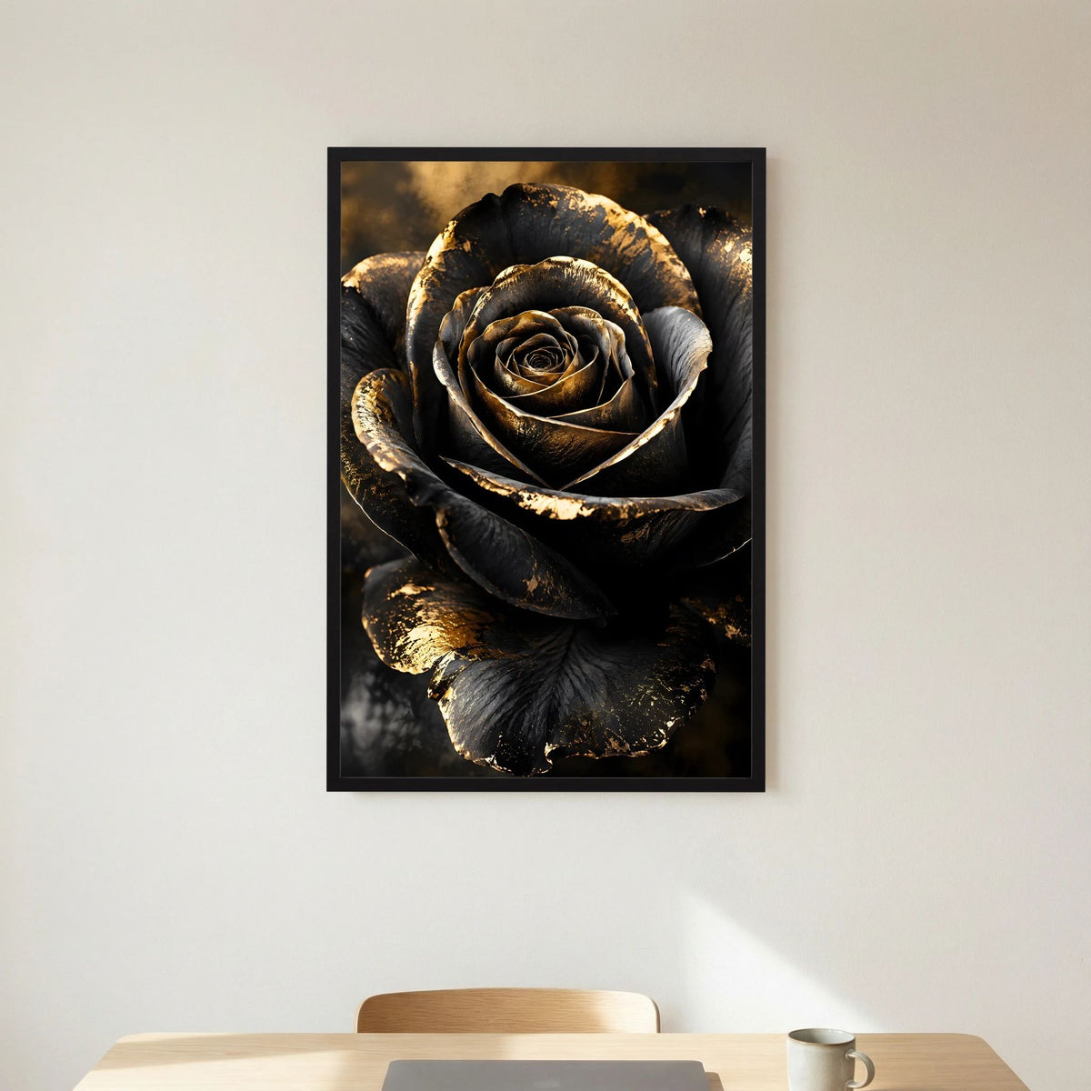 Hochformatiges Poster mit schwarzer Rose und goldenen Details im schwarzen Rahmen