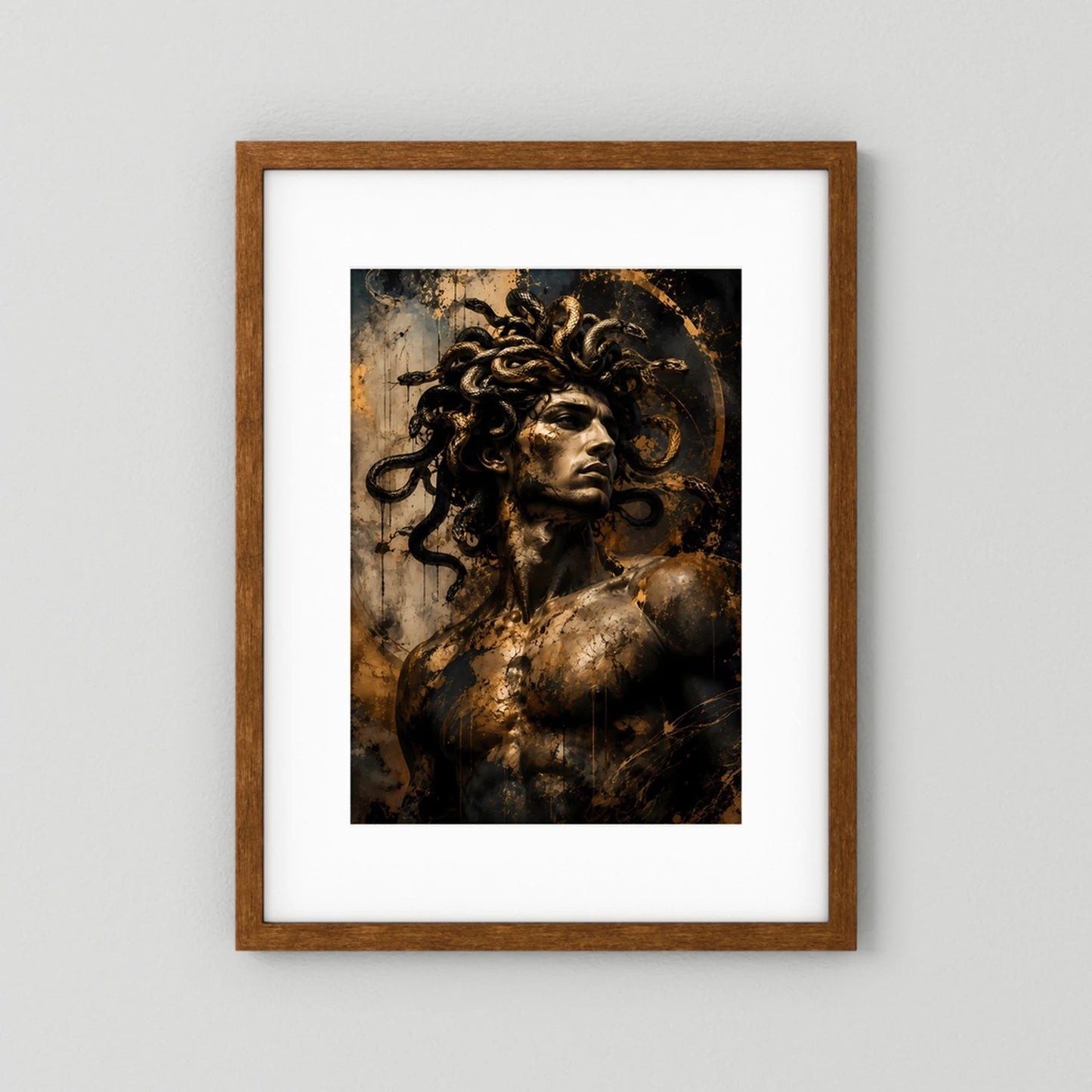 Hochformat-Poster: Männerporträt mit Schlangenhaar, schwarz-gold, brauner Holzrahmen