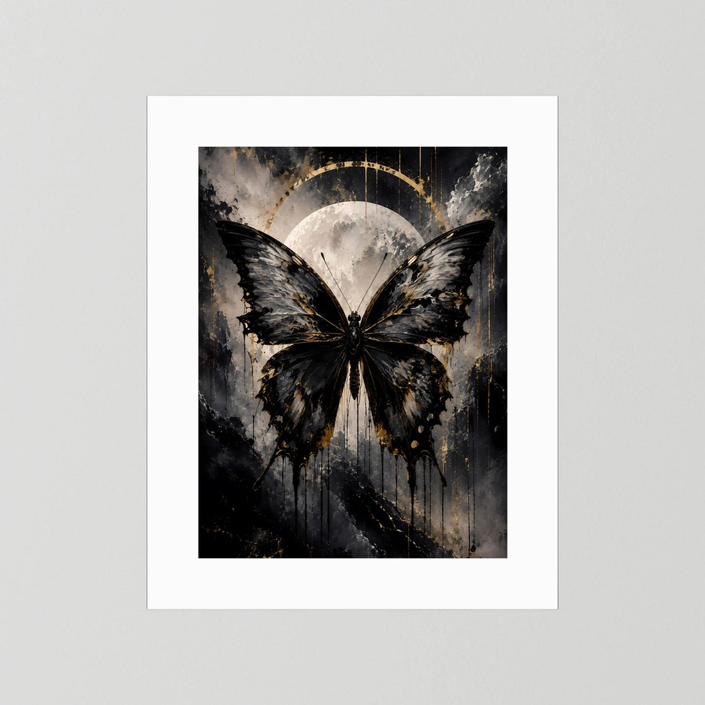 Poster im Hochformat mit weißem Passepartout: schwarzer Schmetterling, goldener Halbmond