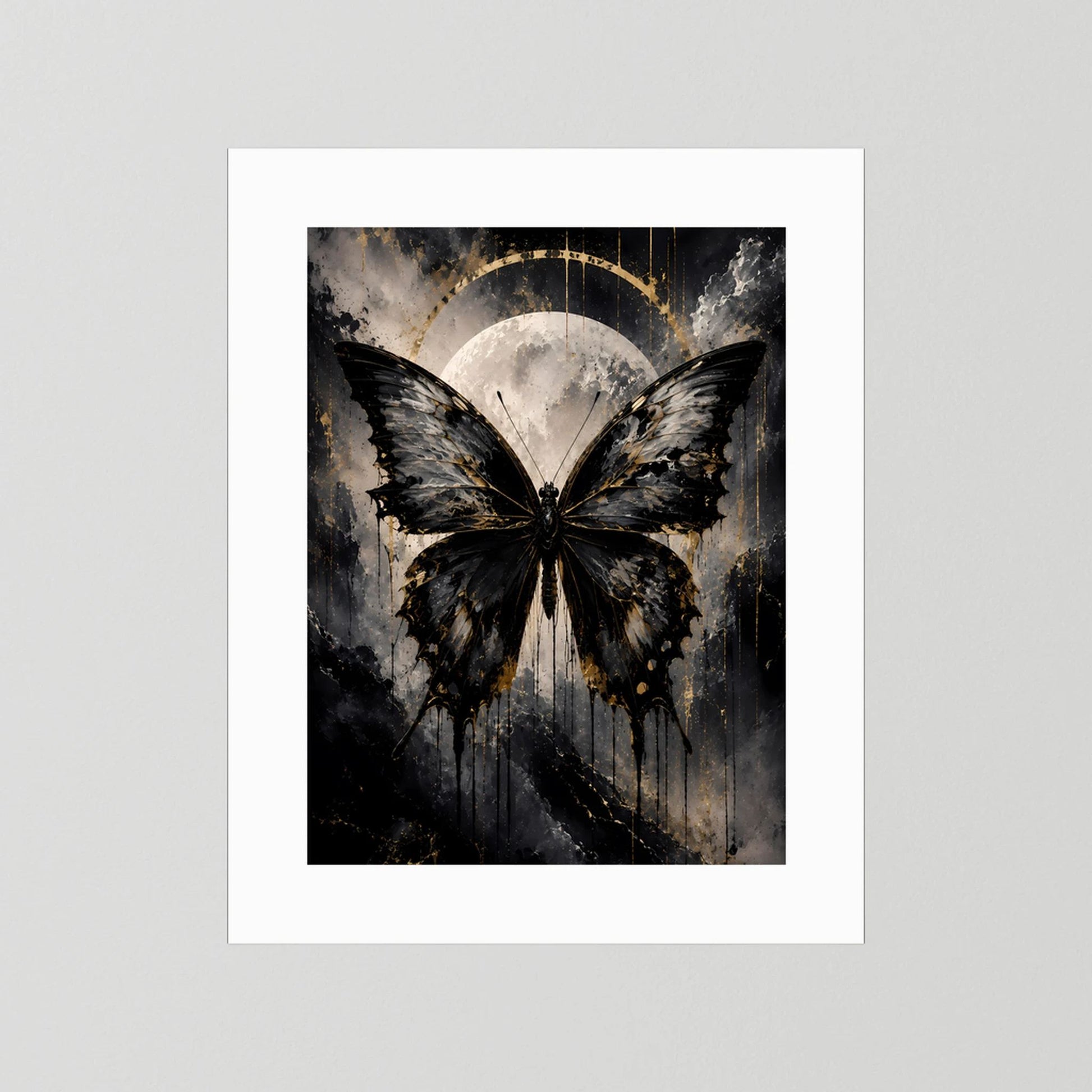 Poster im Hochformat mit weißem Passepartout: schwarzer Schmetterling, goldener Halbmond