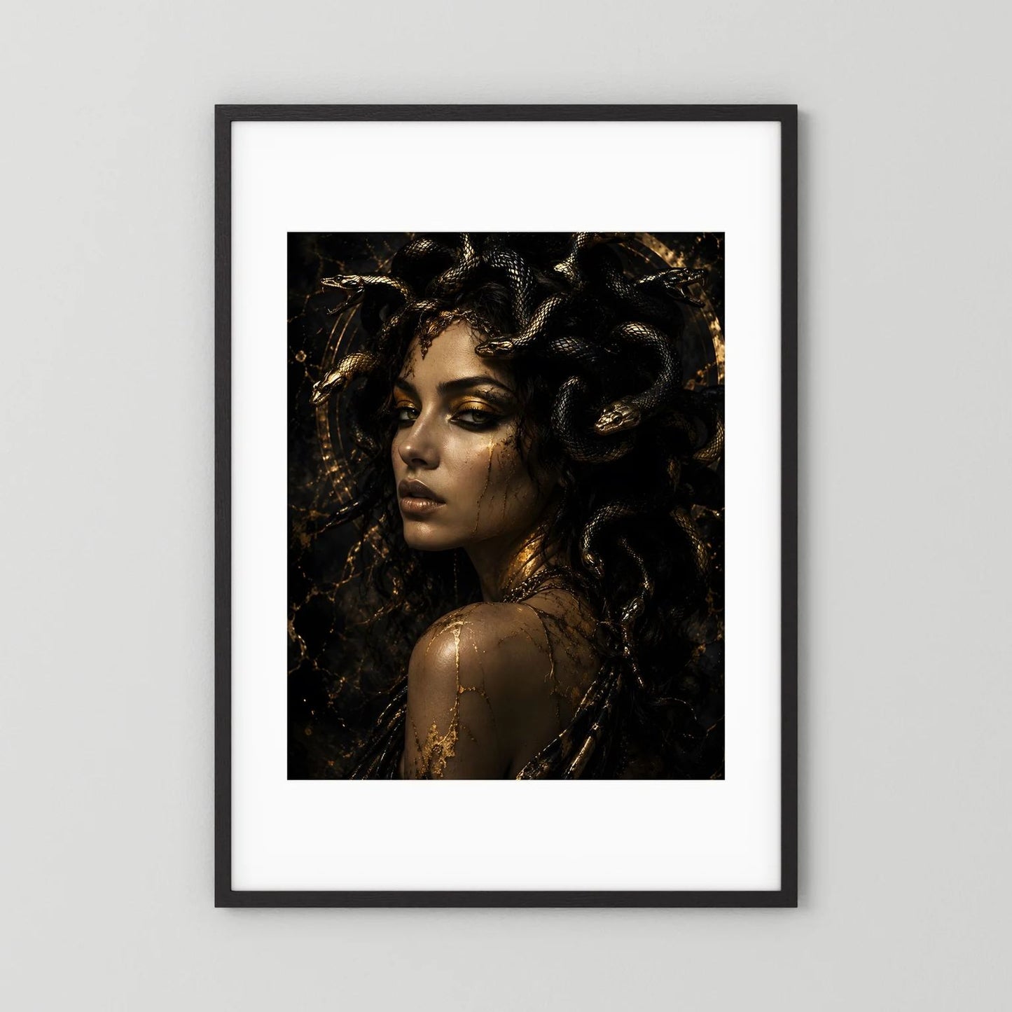 Poster mit Medusa-Porträt in Schwarz-Gold, Schlangenhaar, weißes Passepartout und schwarzer Rahmen