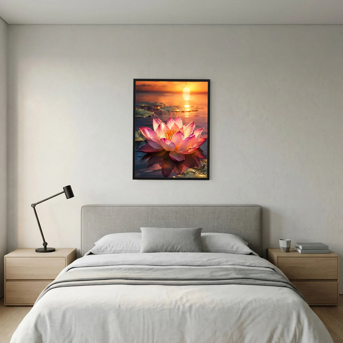 Gerahmtes Wandposter im Hochformat: pinke Lotusblüte auf Wasser, goldener Sonnenuntergang