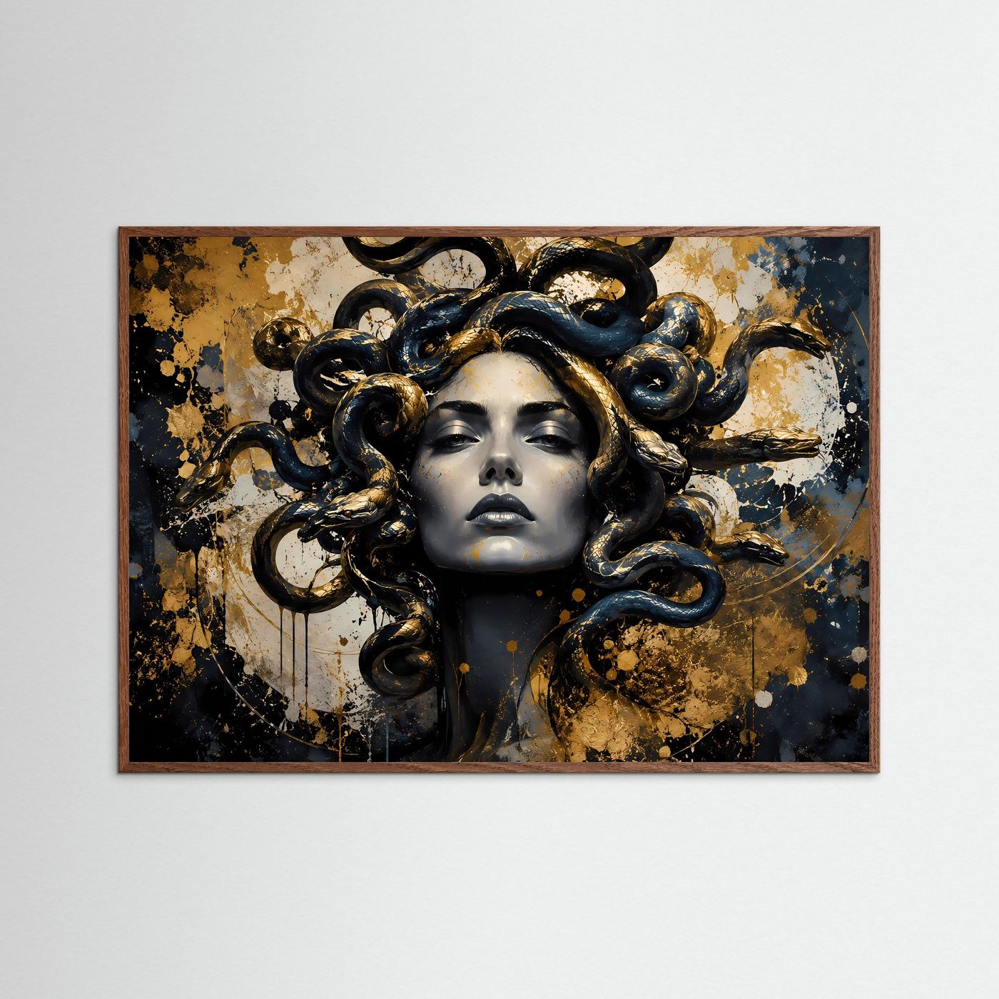 Poster mit dunklem Holzrahmen: Medusa in Schwarz und Gold, goldene Schlangen