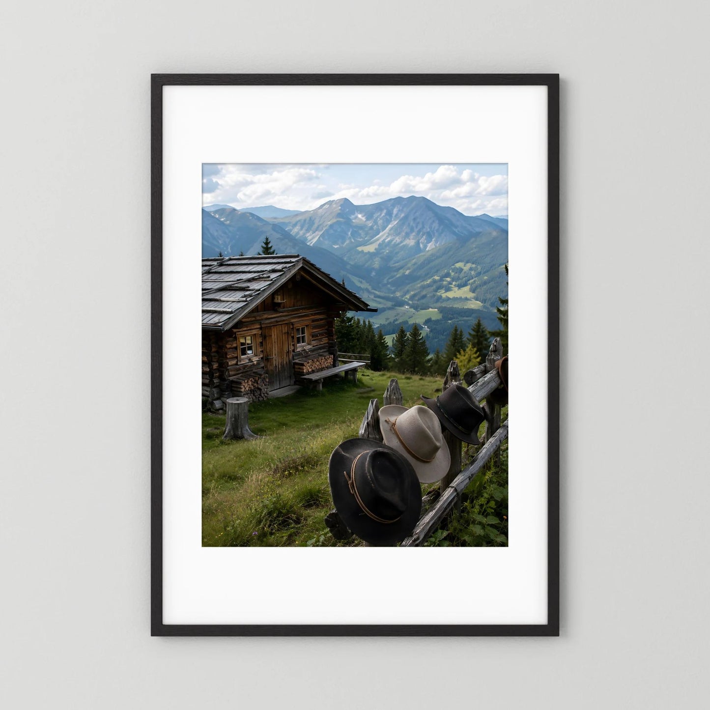 Wandposter im Hochformat mit Berghütte und Bergpanorama, schwarzer Rahmen