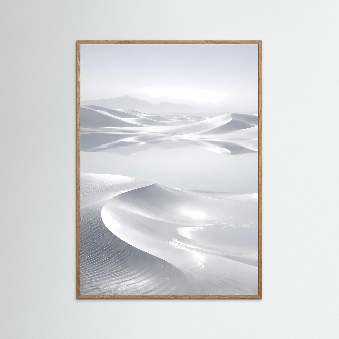 Wüstenposter mit abstrakter Dünenlandschaft in Weiß und Grau, heller Holzrahmen