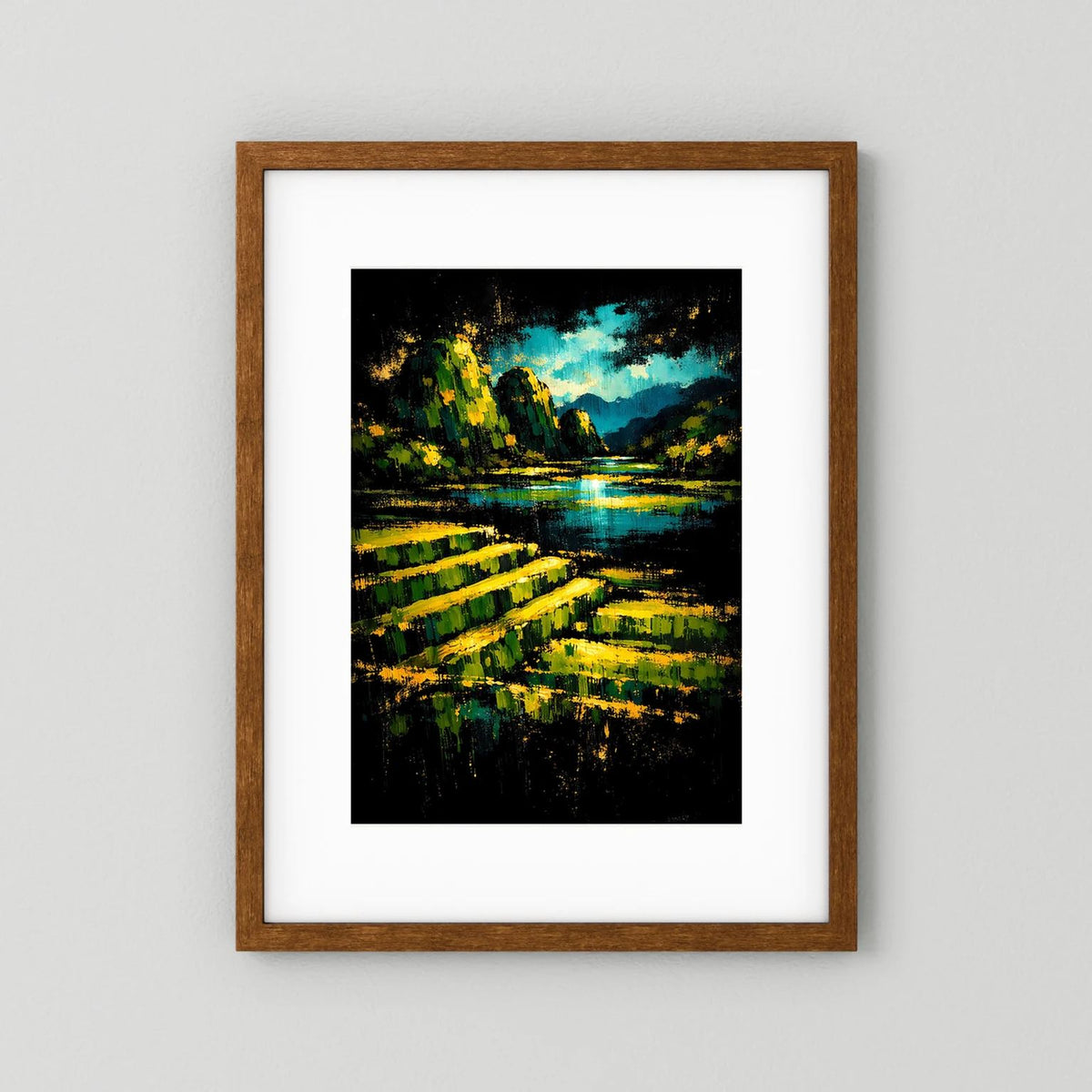 Landschaftsposter im braunen Holzrahmen: abstrakter See mit grünen und gelben Pinselstrichen.