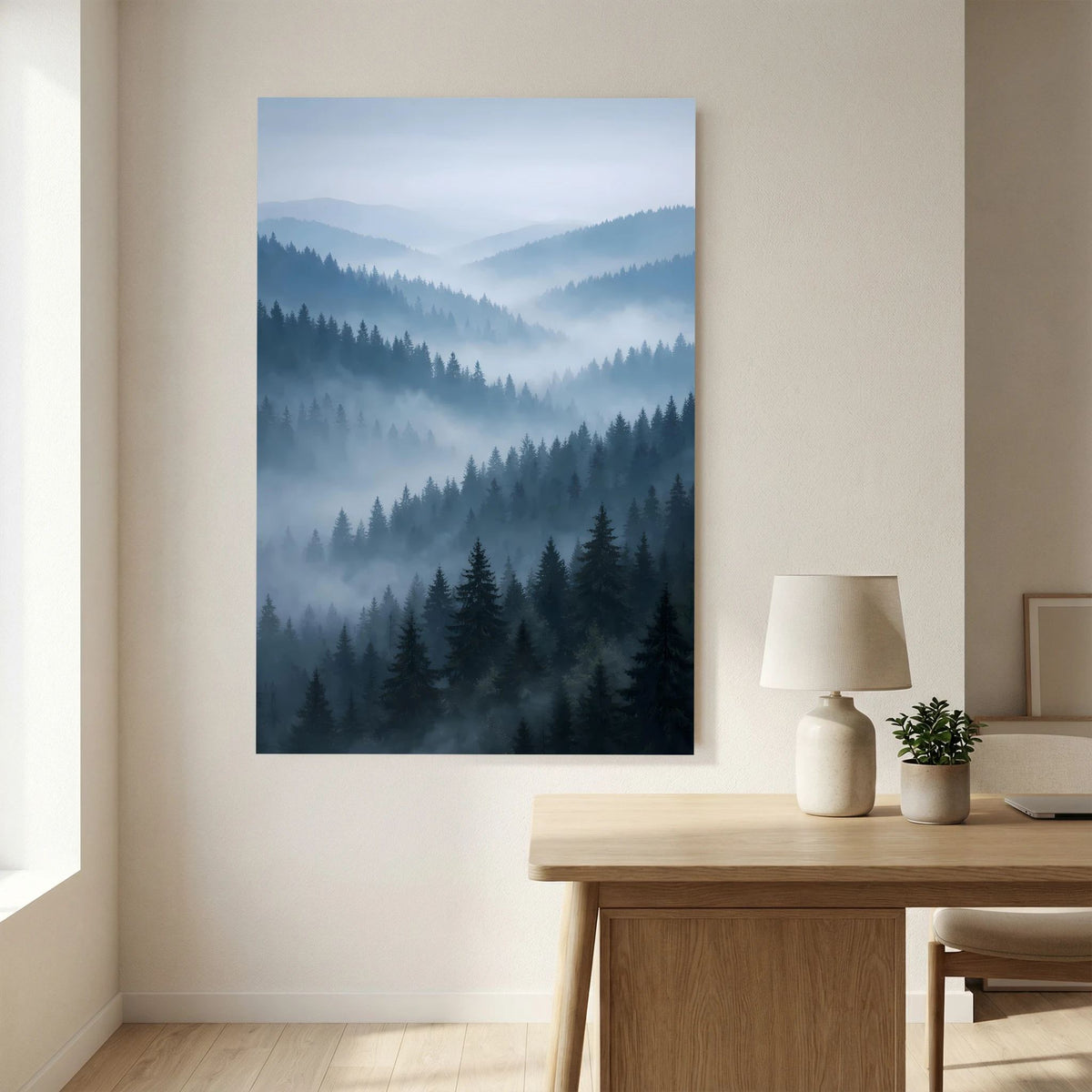 Hochformatiges Naturposter: nebliger Tannenwald vor sanften Bergen in Blau-Grau