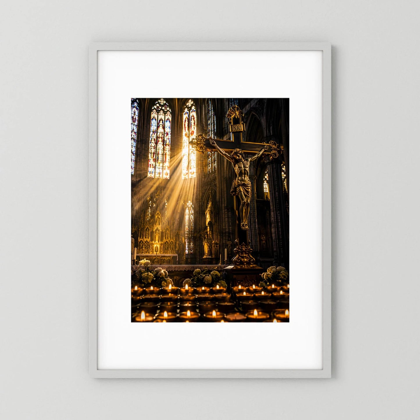 Poster Hochformat mit Kreuz in gotischer Kirche und Lichtstrahlen, weißer Rahmen