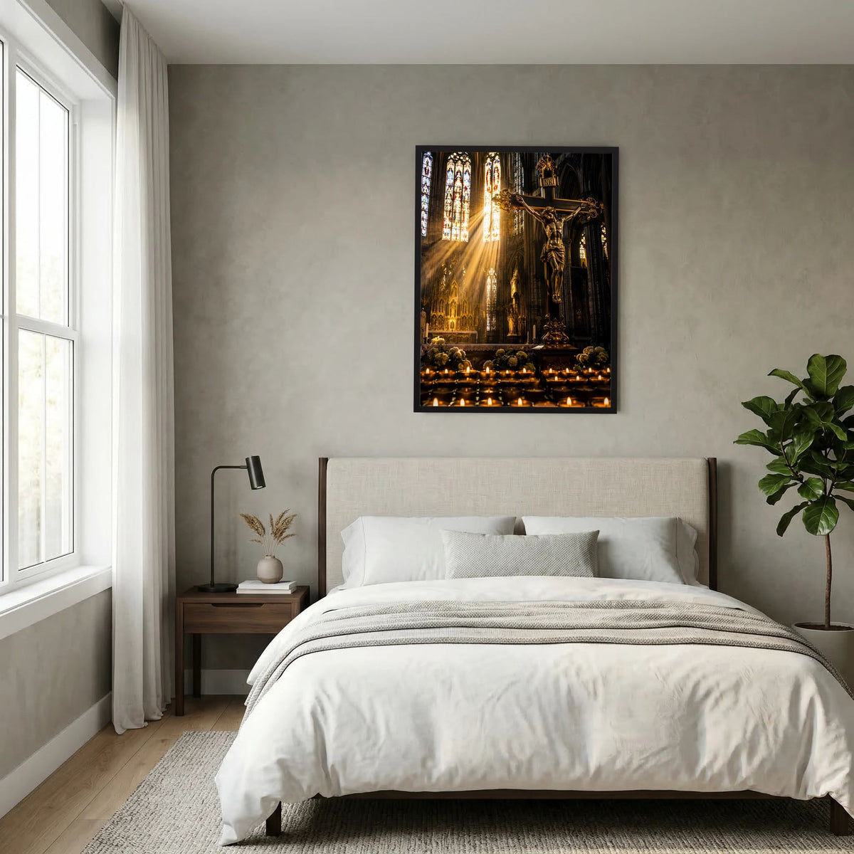 Poster Hochformat mit Kreuz in der Kirche, beleuchteter Altar, schwarzer Rahmen