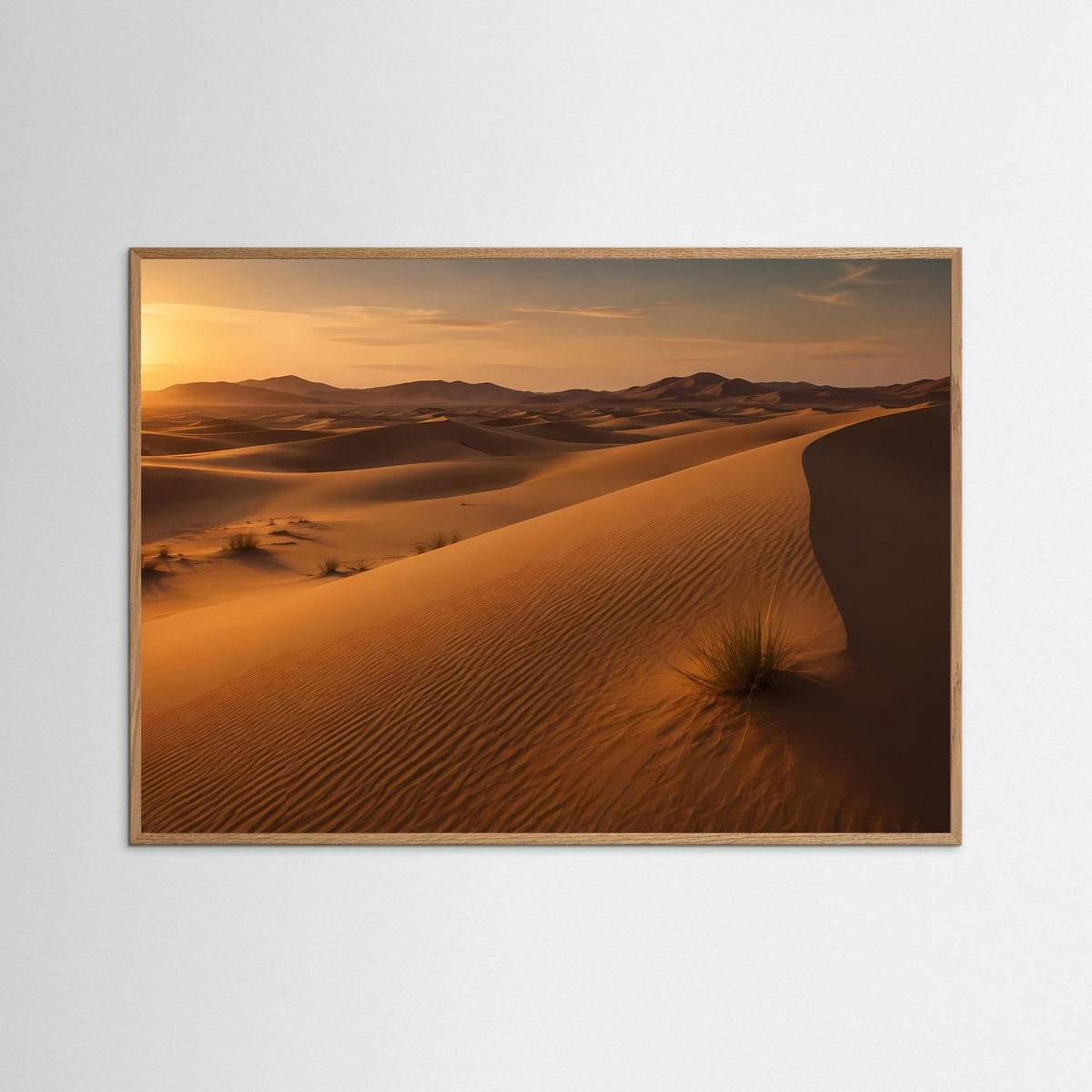 Poster mit goldenen Sanddünen bei Sonnenuntergang, heller Eichenholzrahmen