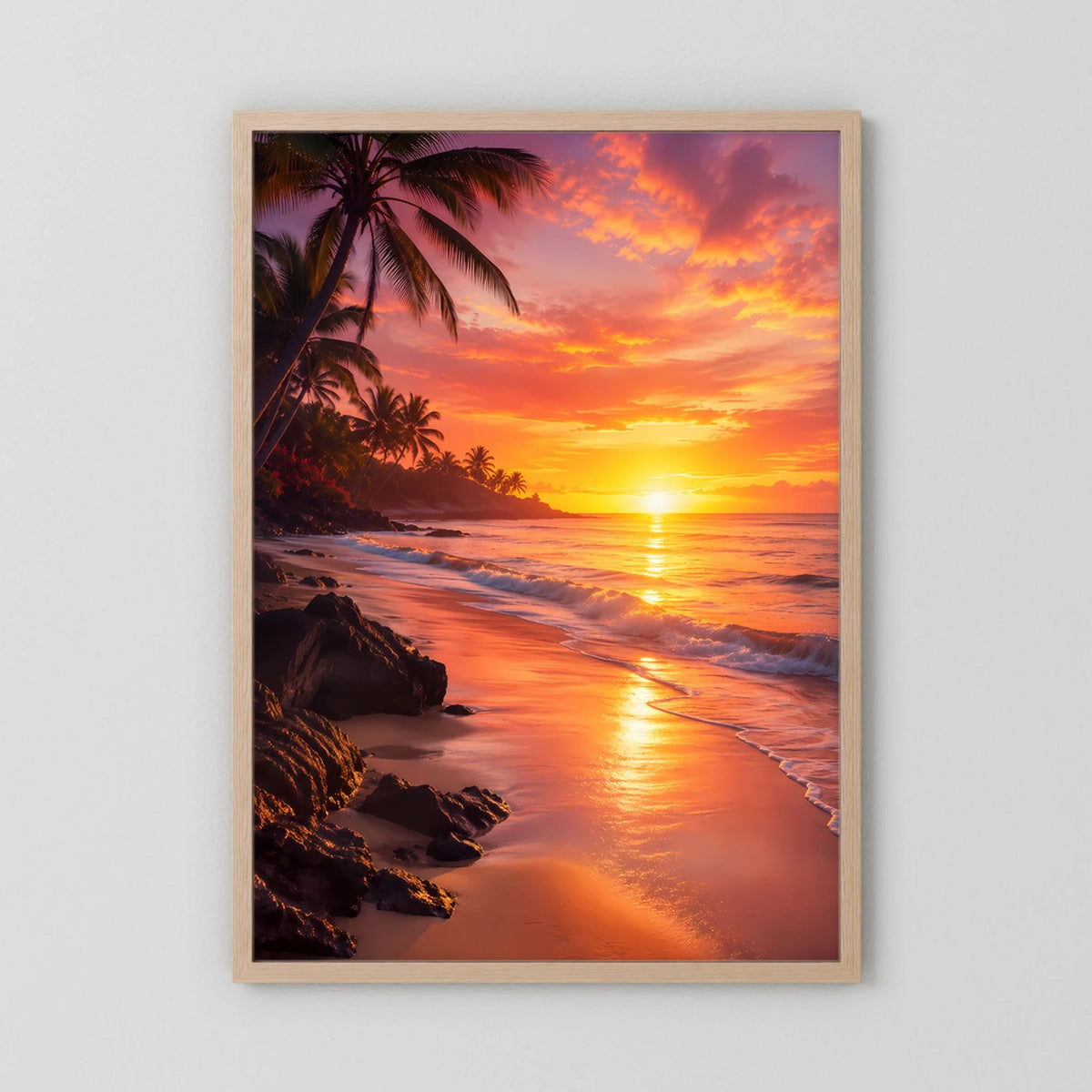 Hochformat-Poster tropischer Strand bei Sonnenuntergang mit Palmen, heller Holzrahmen