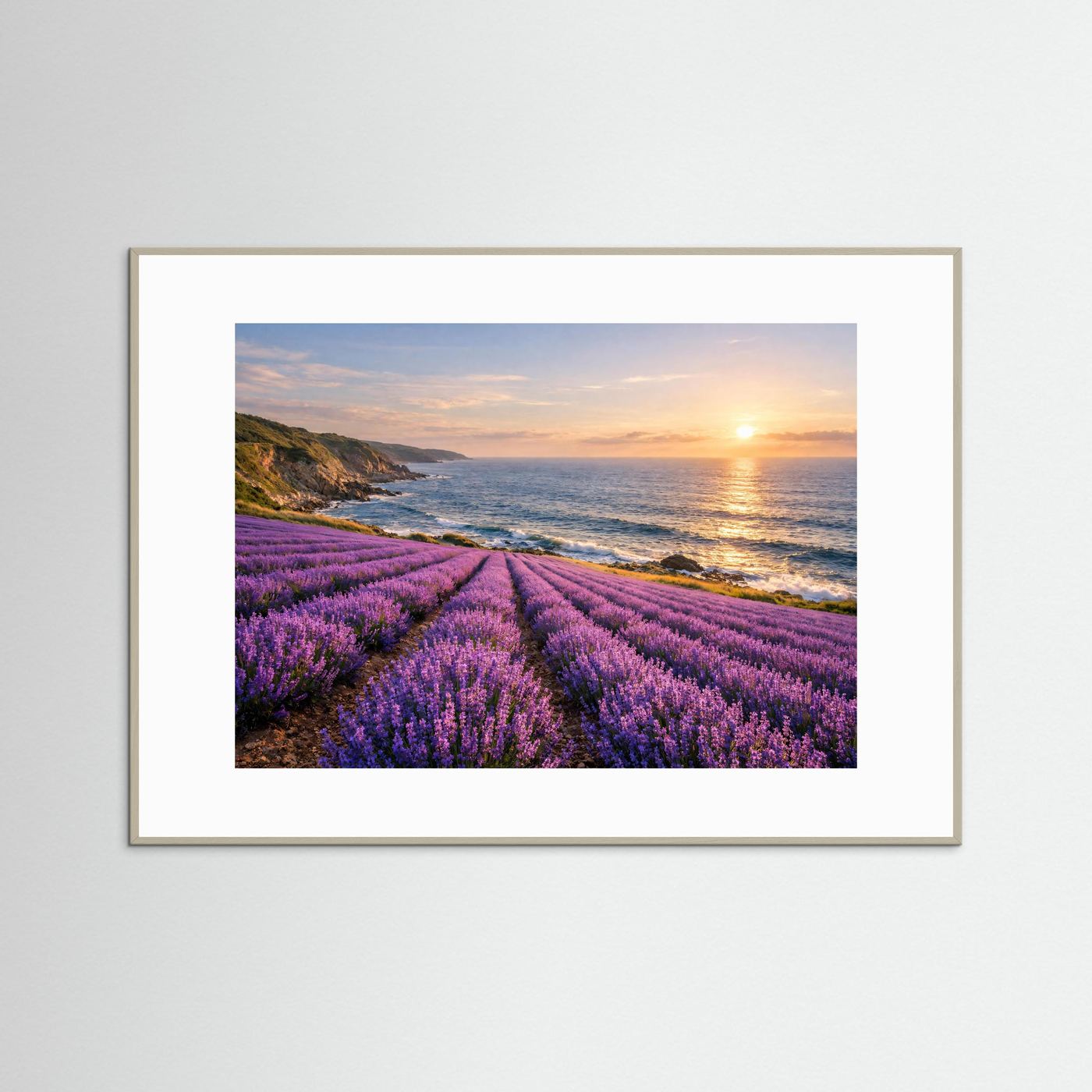 Naturposter im Querformat mit Lavendelfeld am Meer und Abendsonne; grauer Rahmen