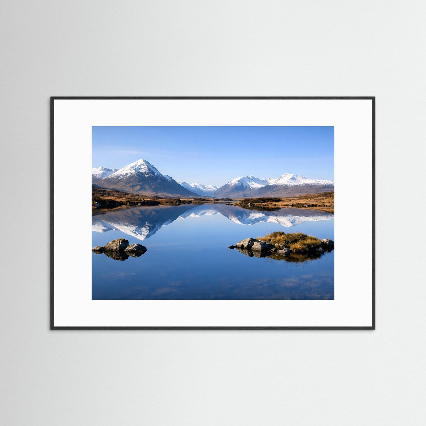 Gerahmtes Alpen-Poster mit weißem Passepartout: Spiegelung im Wasser, Berge im Fokus.